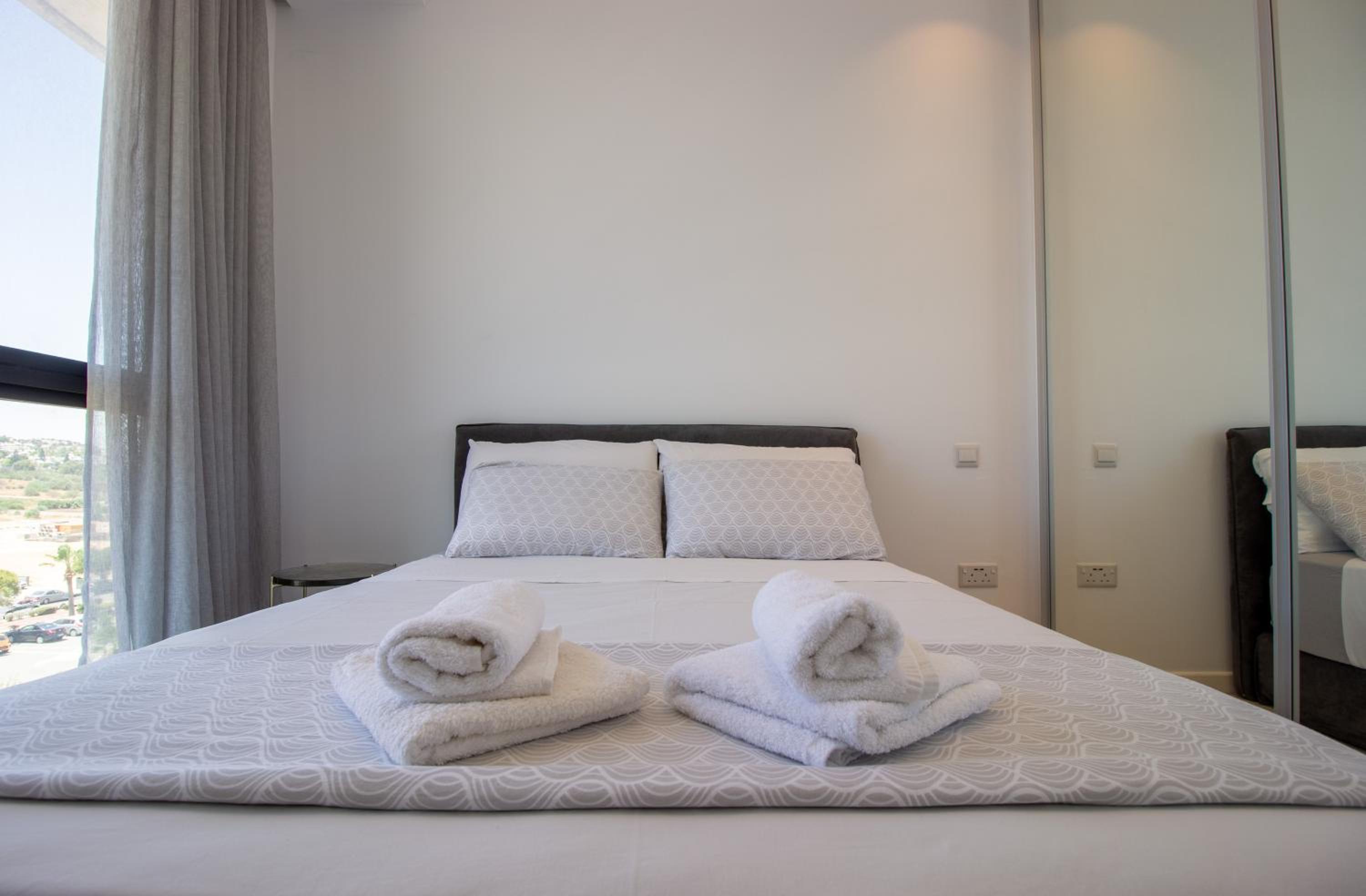 Luxury 4-bed with sea-views