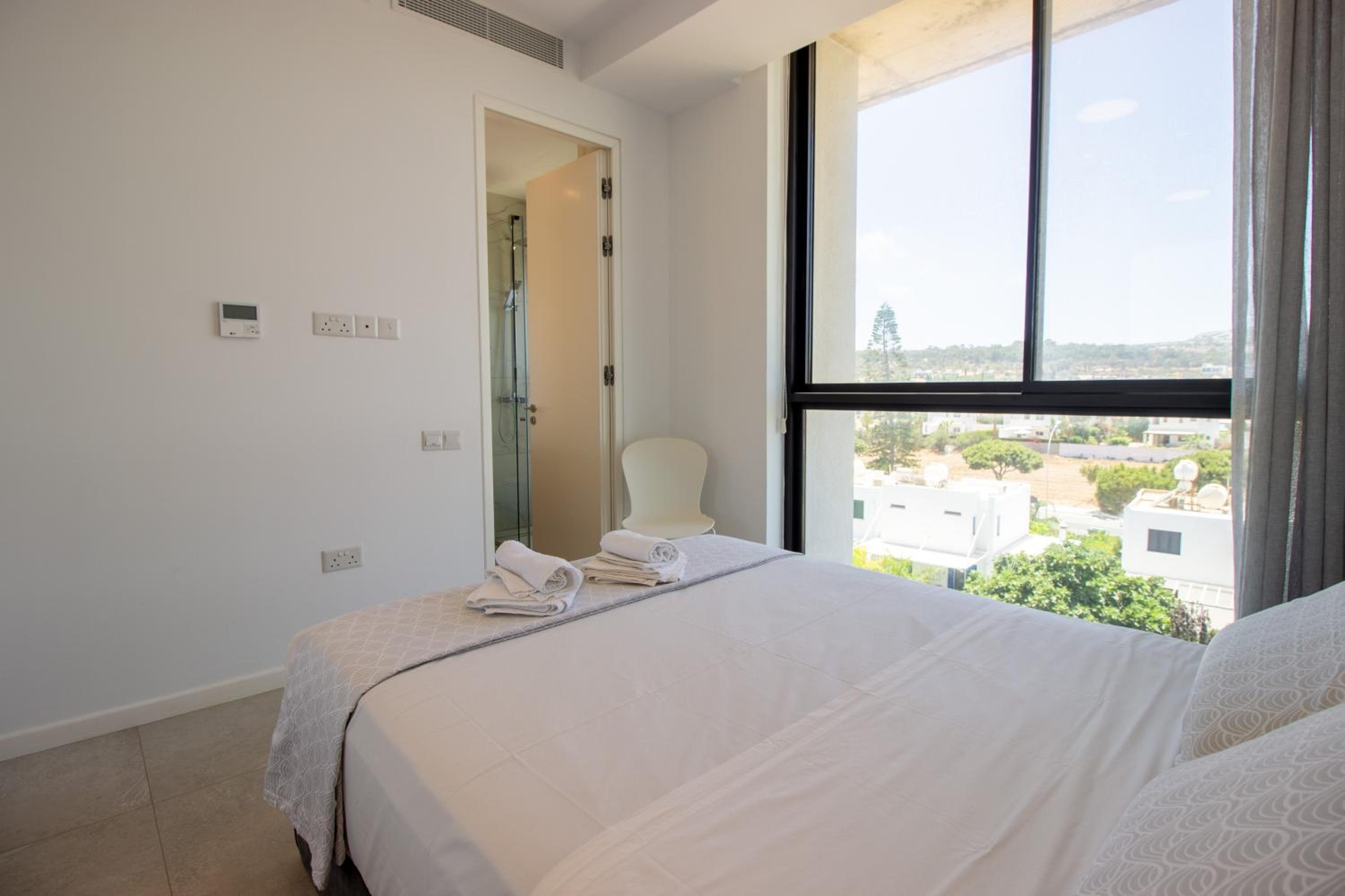 Luxury 4-bed with sea-views
