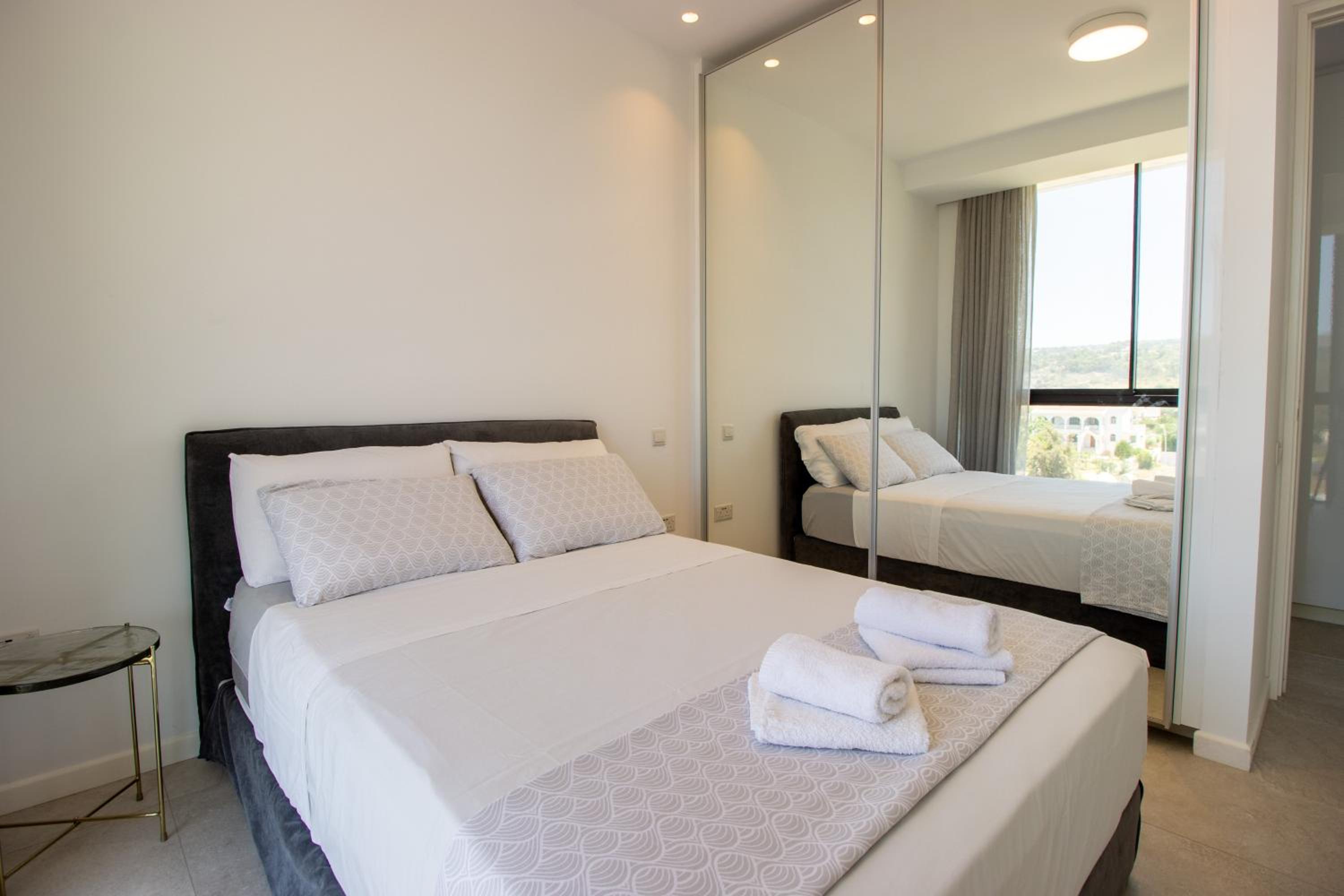 Luxury 4-bed with sea-views