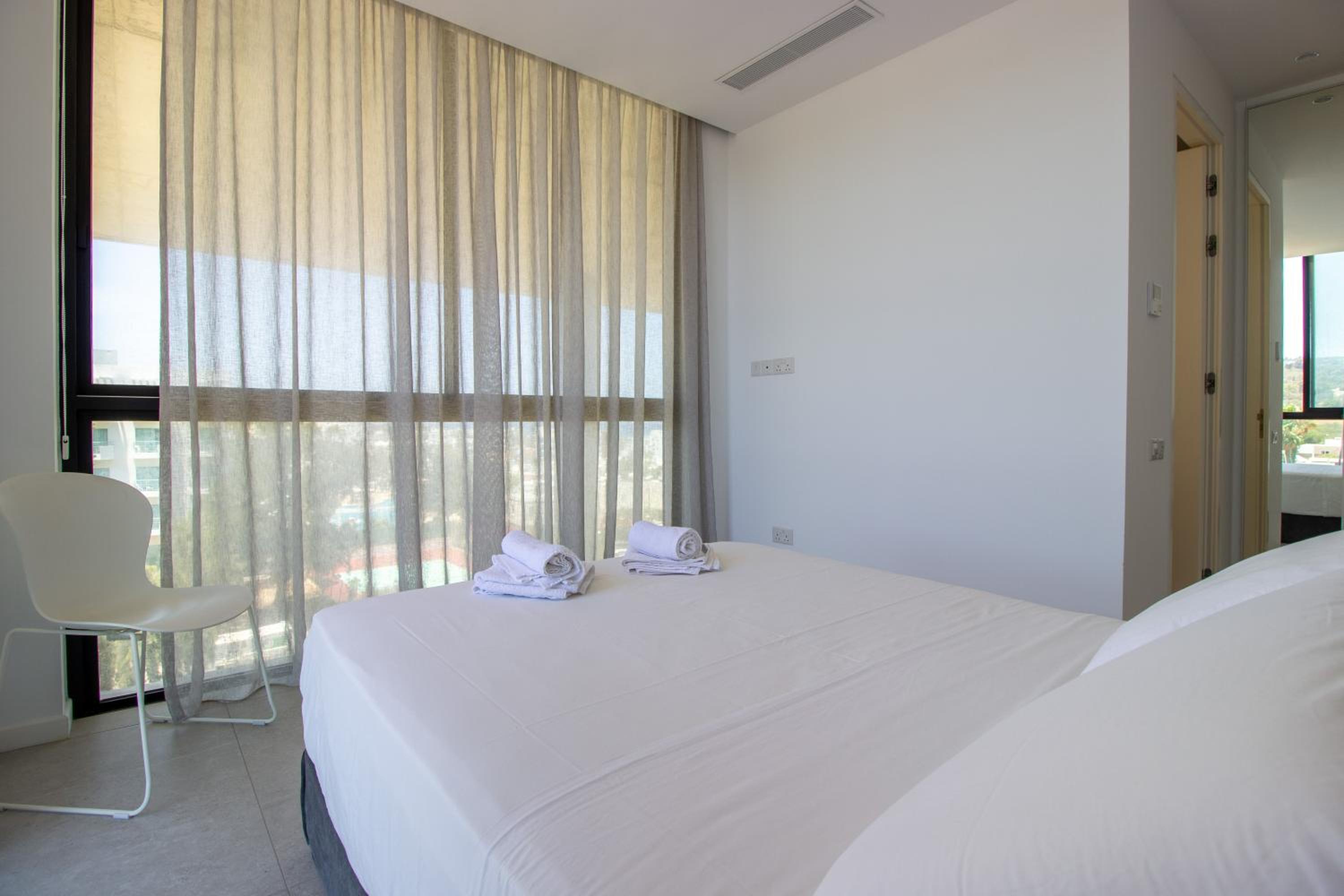 Luxury 4-bed with sea-views