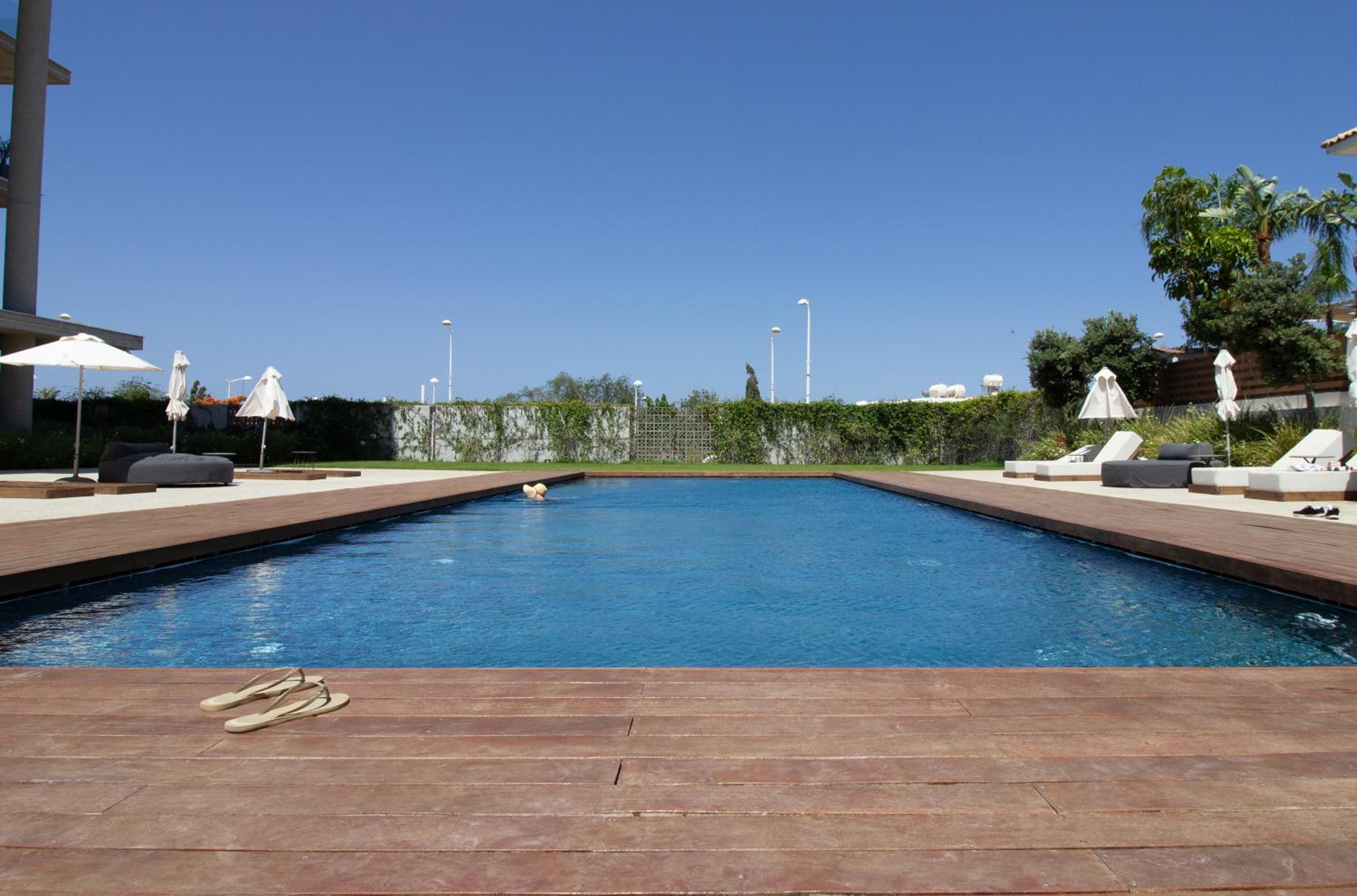Luxury 4-bed with sea-views