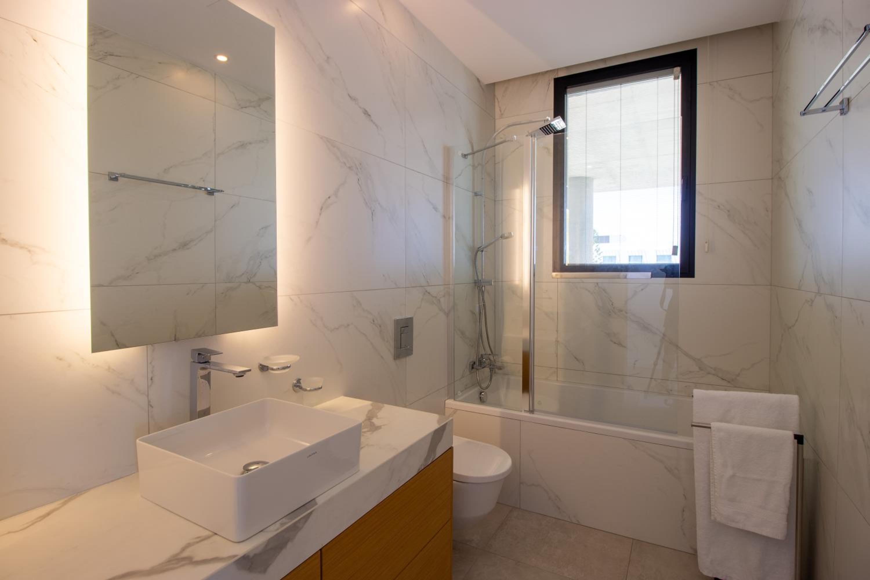 Luxury 4-bed with sea-views