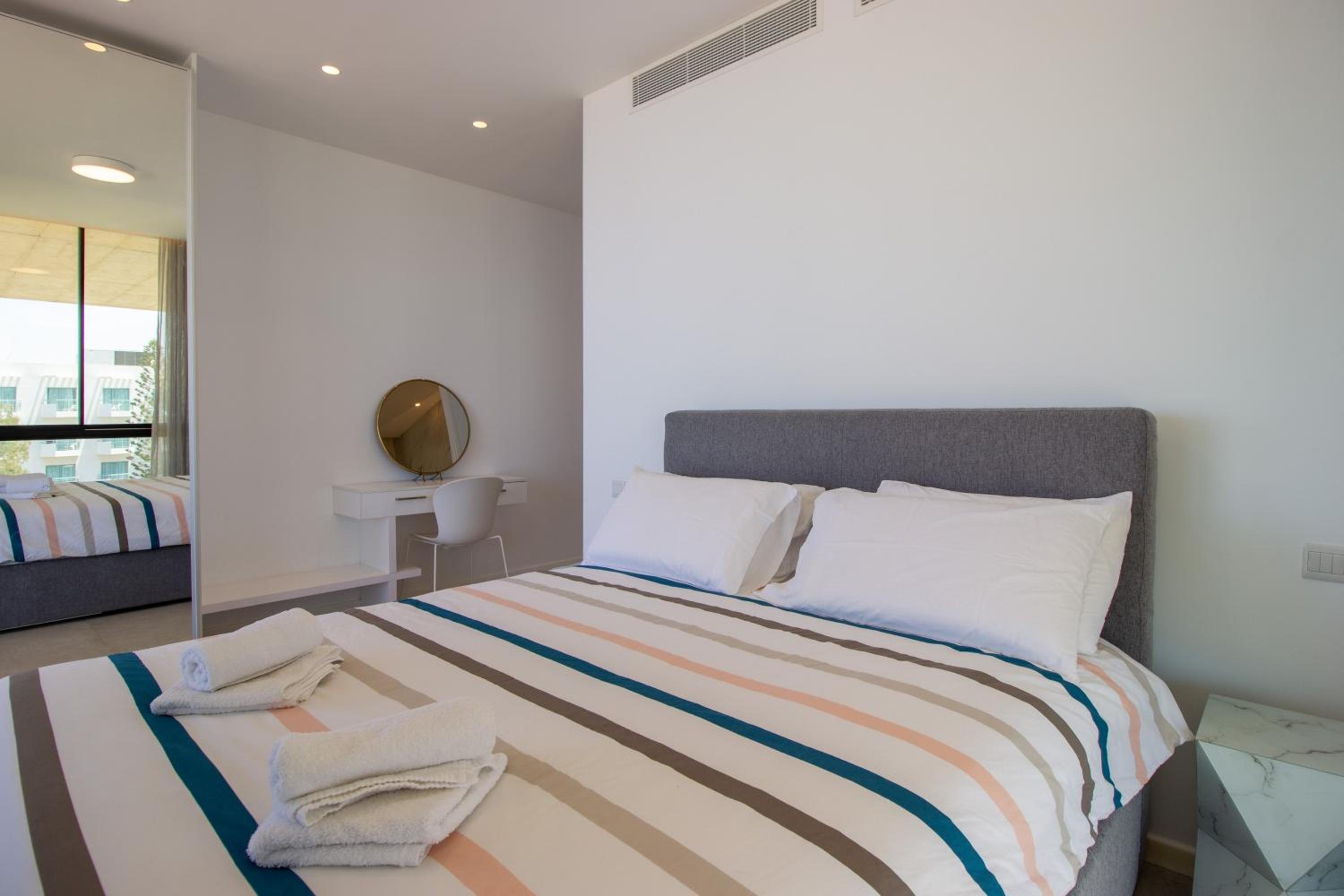 Luxury 4-bed with sea-views