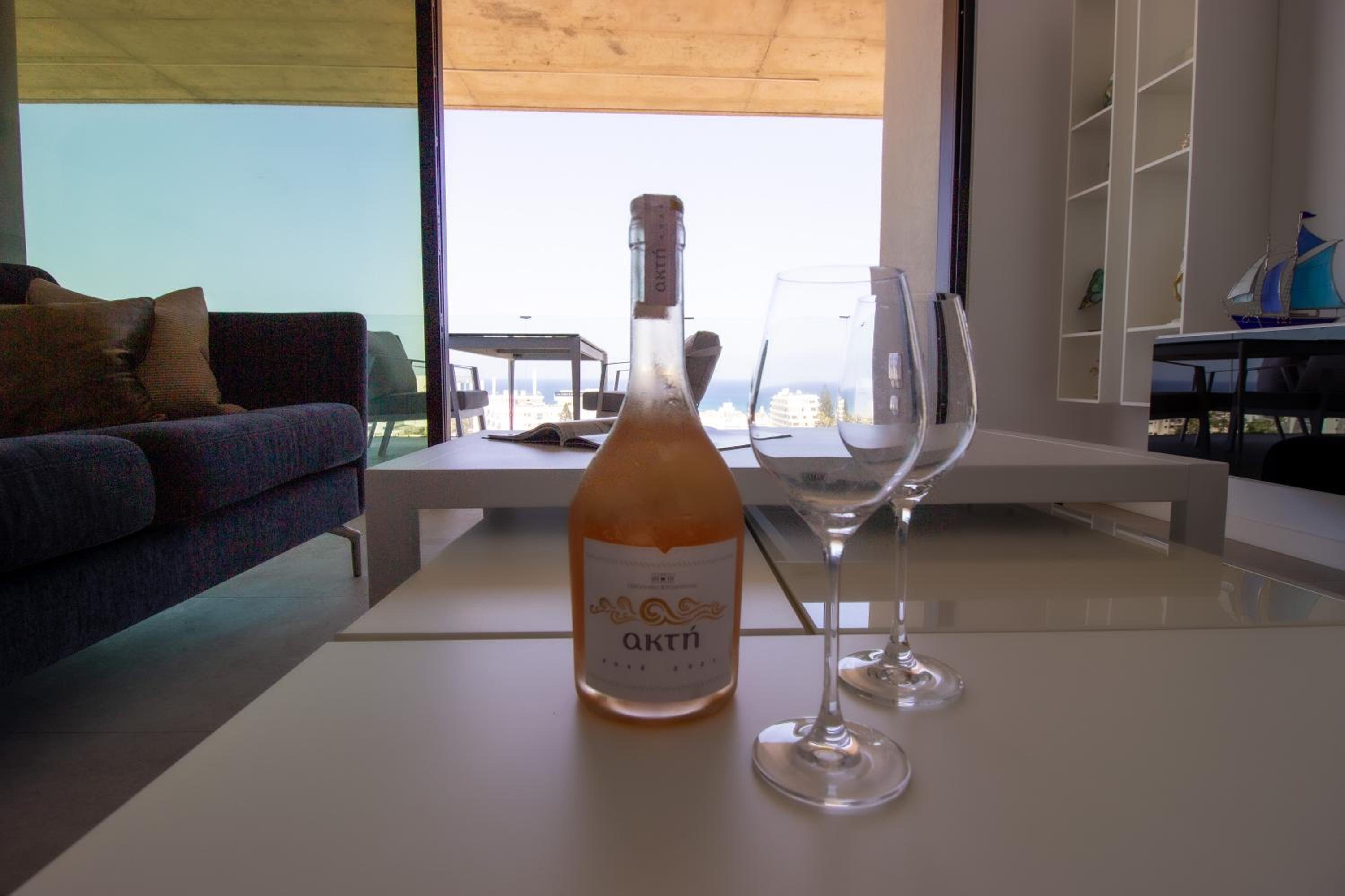 Luxury 4-bed with sea-views
