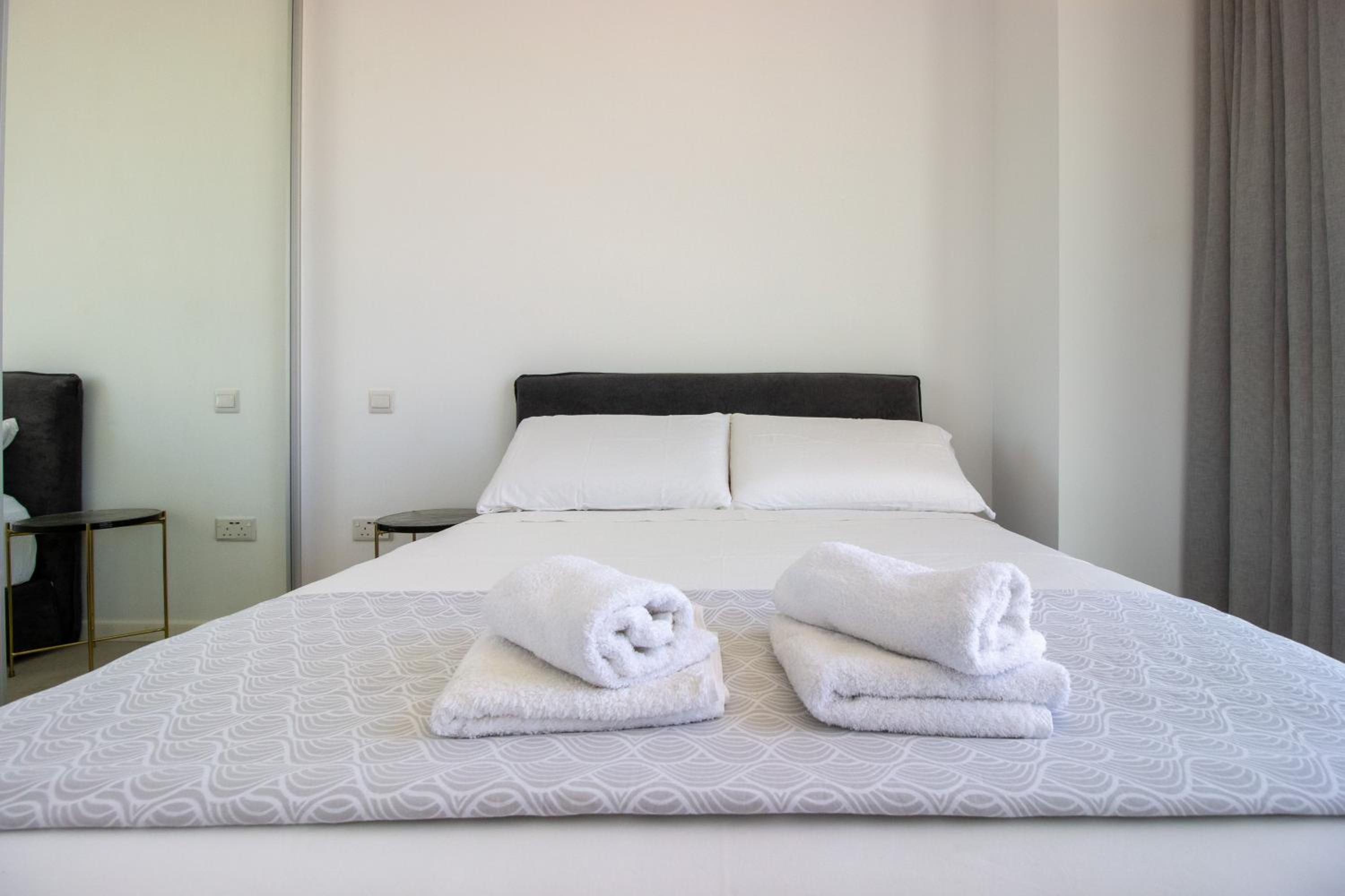 Luxury 4-bed with sea-views