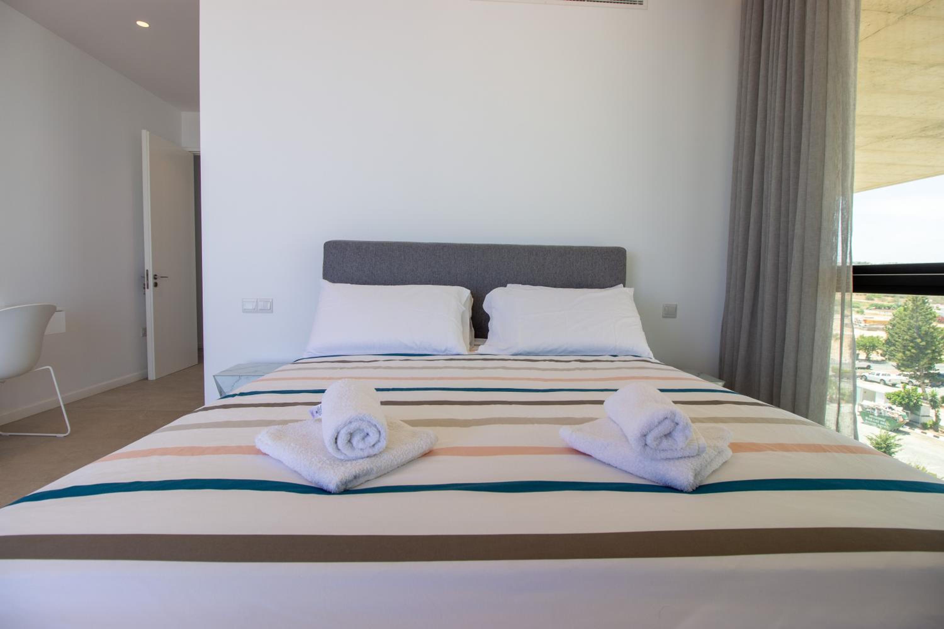 Luxury 4-bed with sea-views