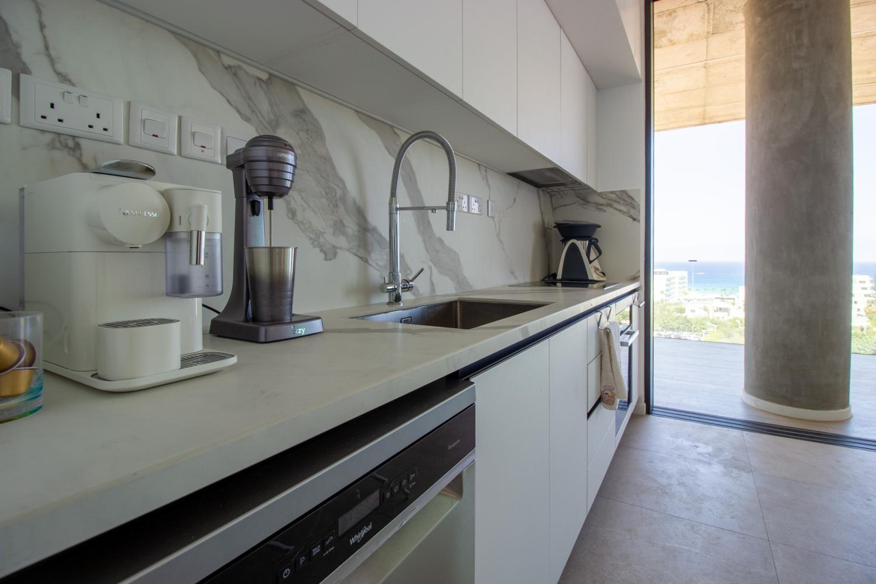 Luxury 4-bed with sea-views