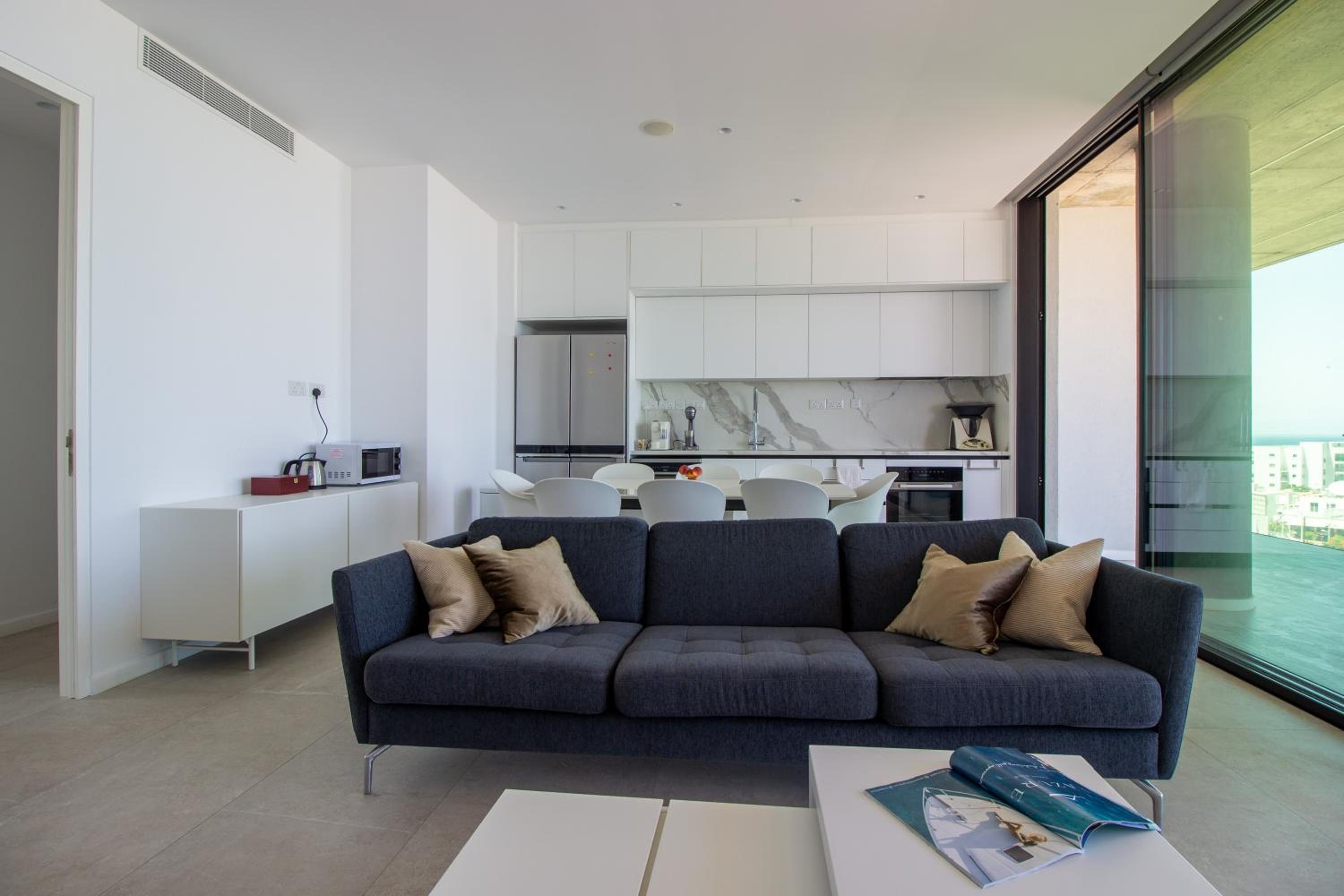 Luxury 4-bed with sea-views