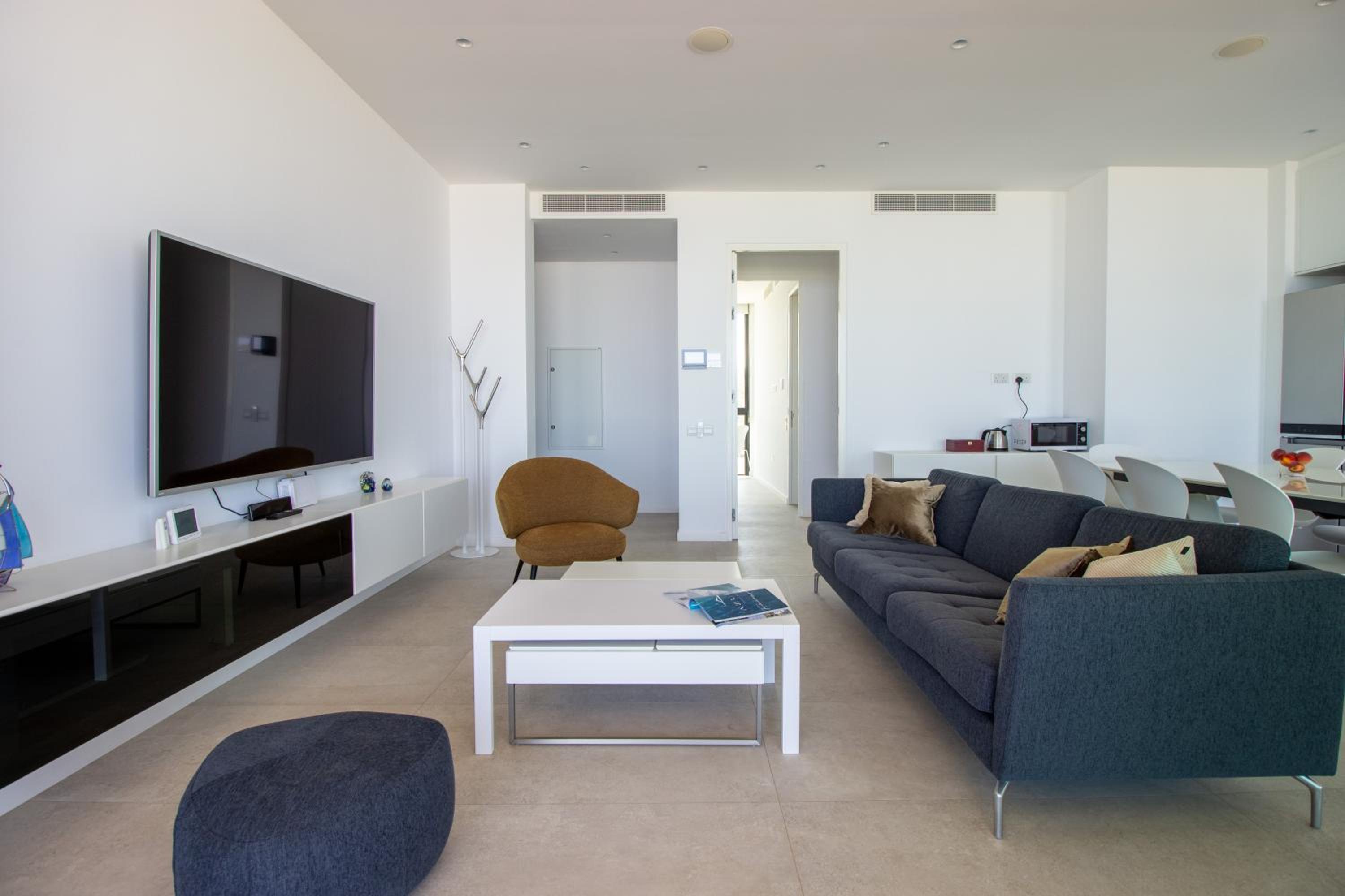 Luxury 4-bed with sea-views