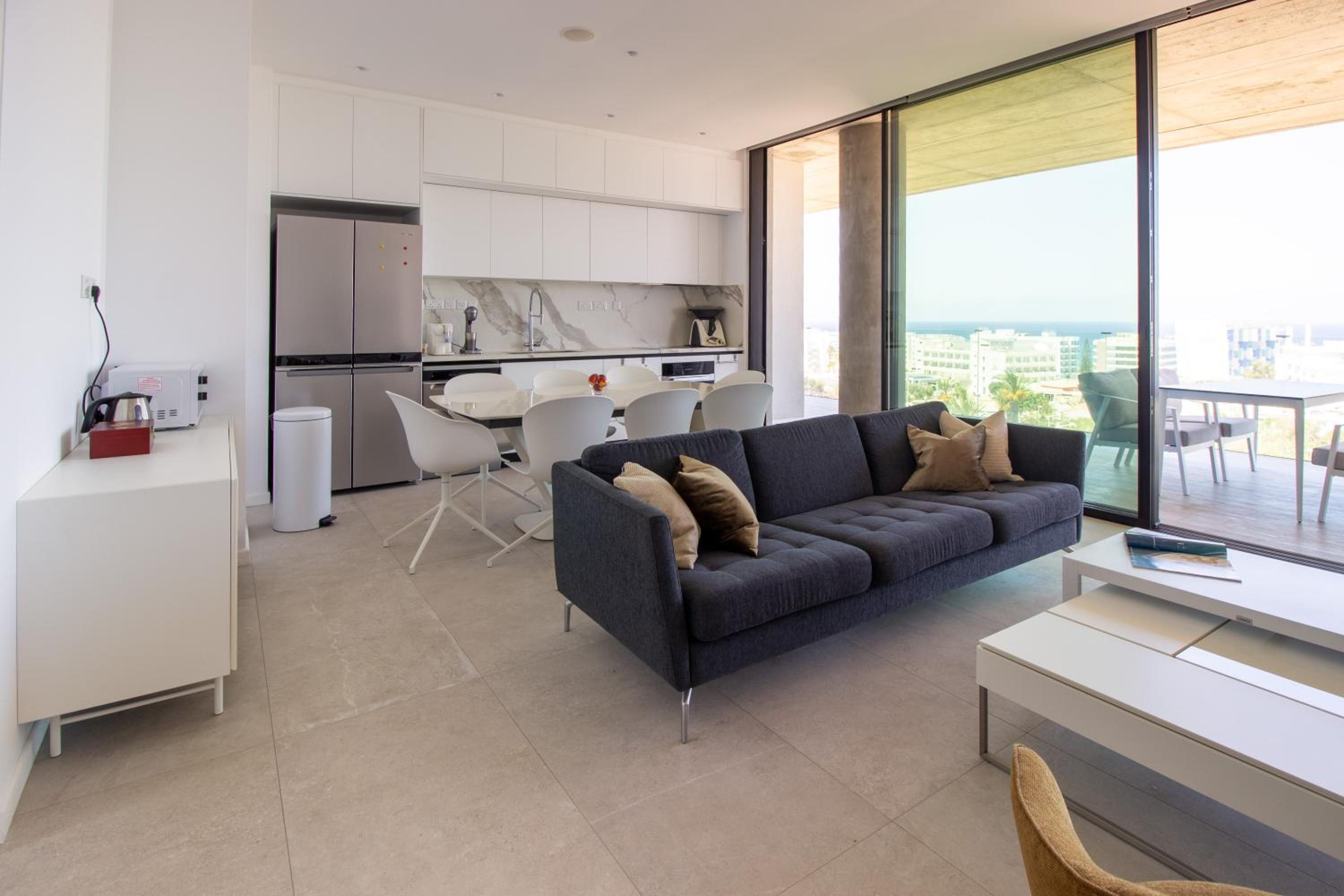 Luxury 4-bed with sea-views
