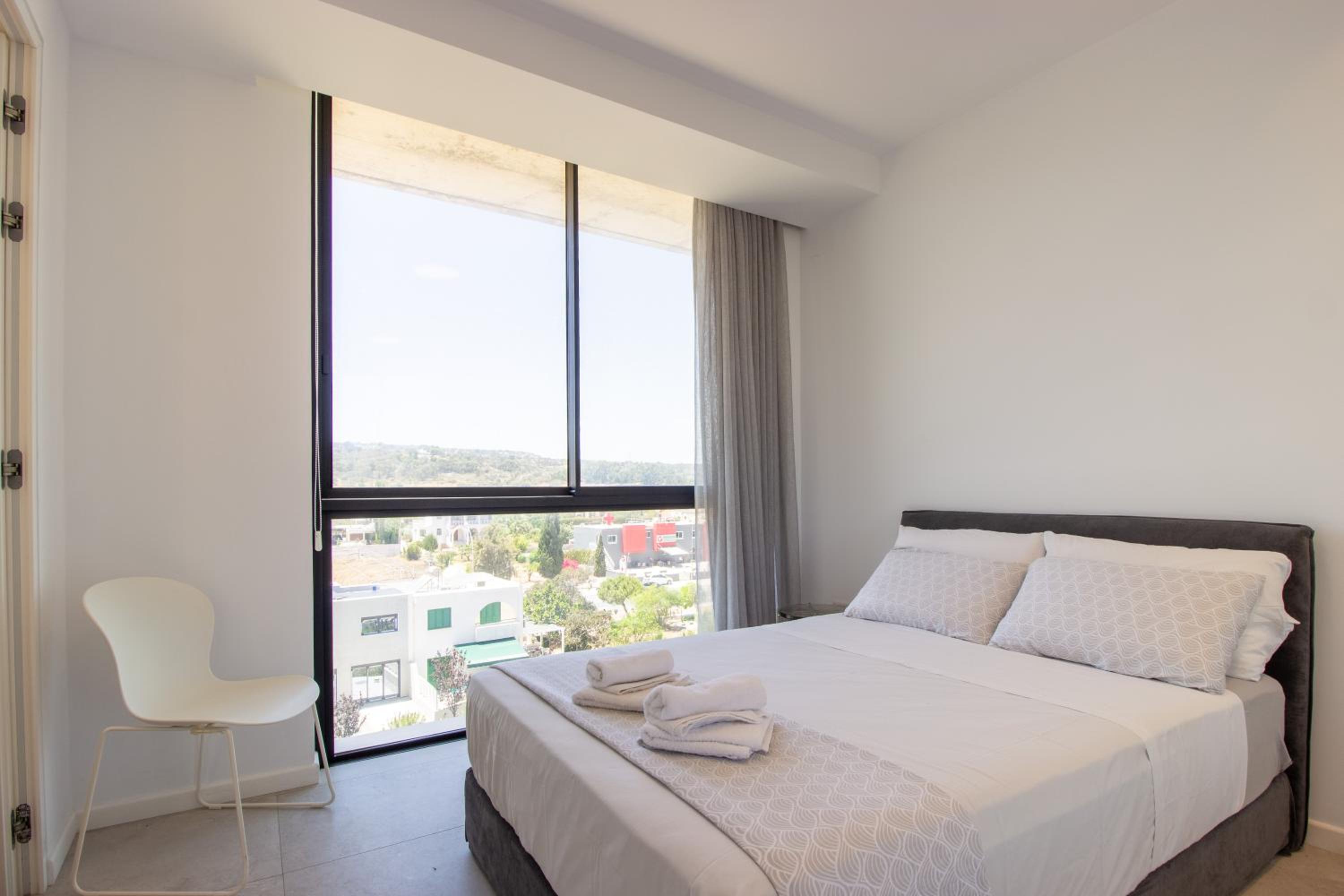 Luxury 4-bed with sea-views