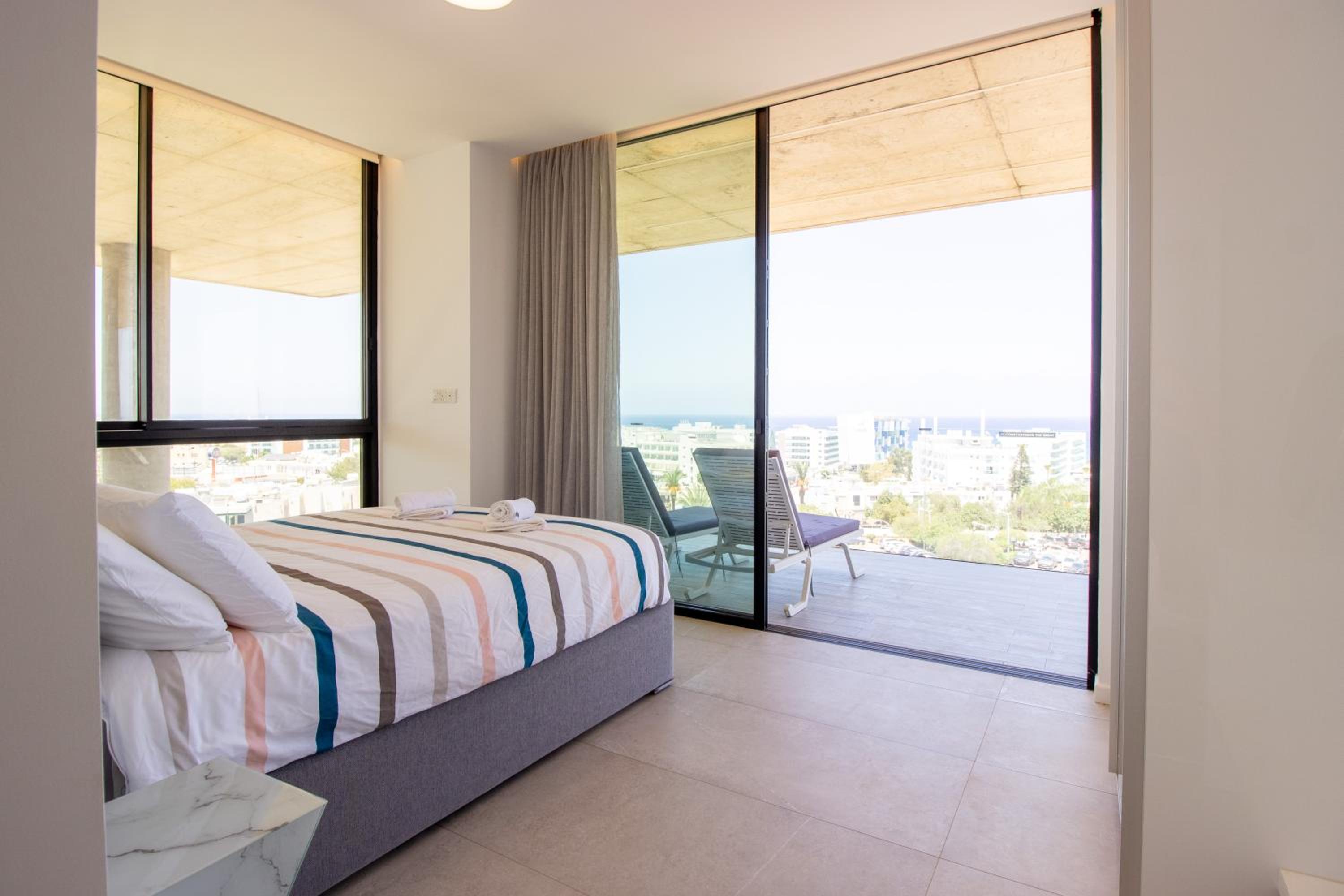 Luxury 4-bed with sea-views