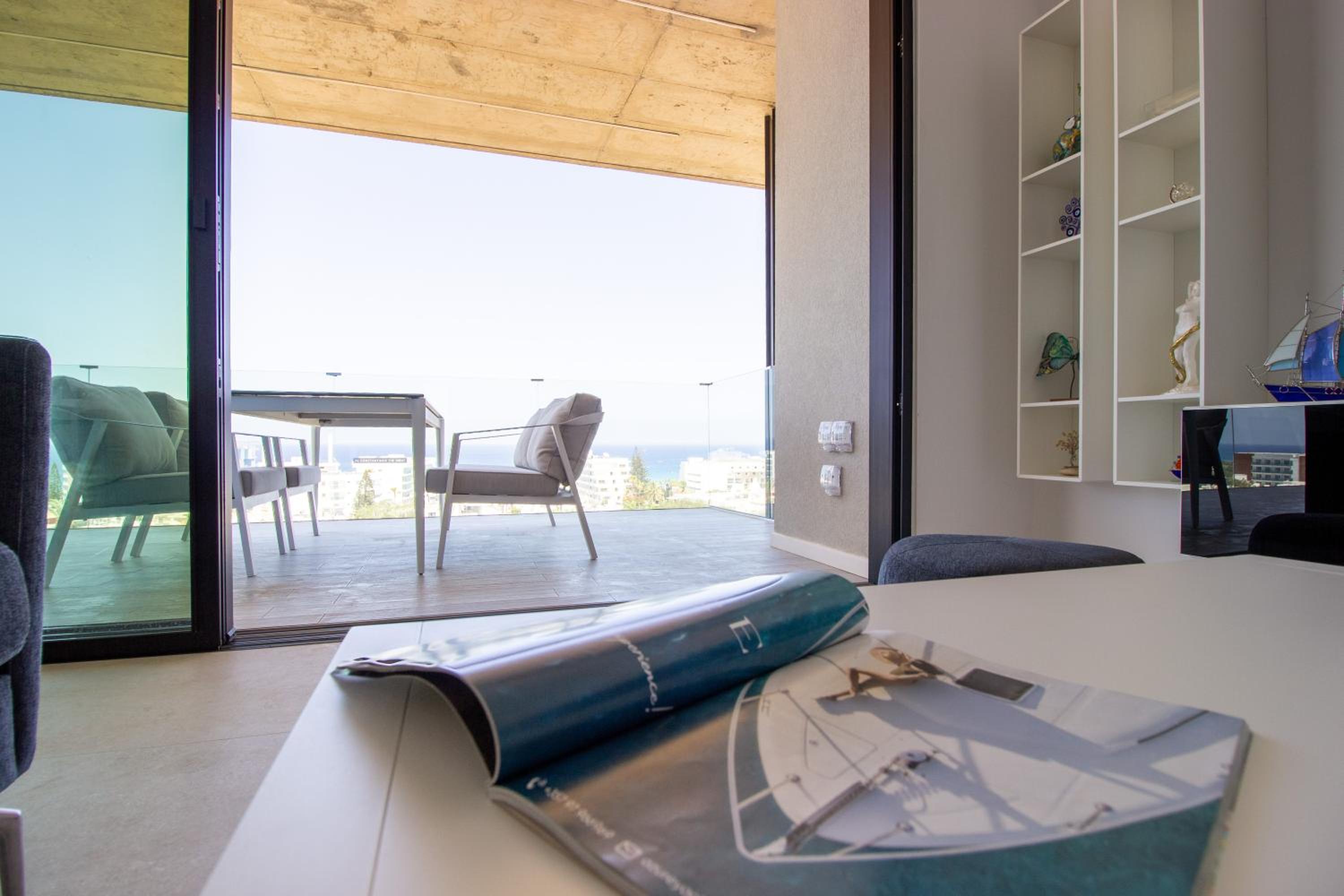 Luxury 4-bed with sea-views