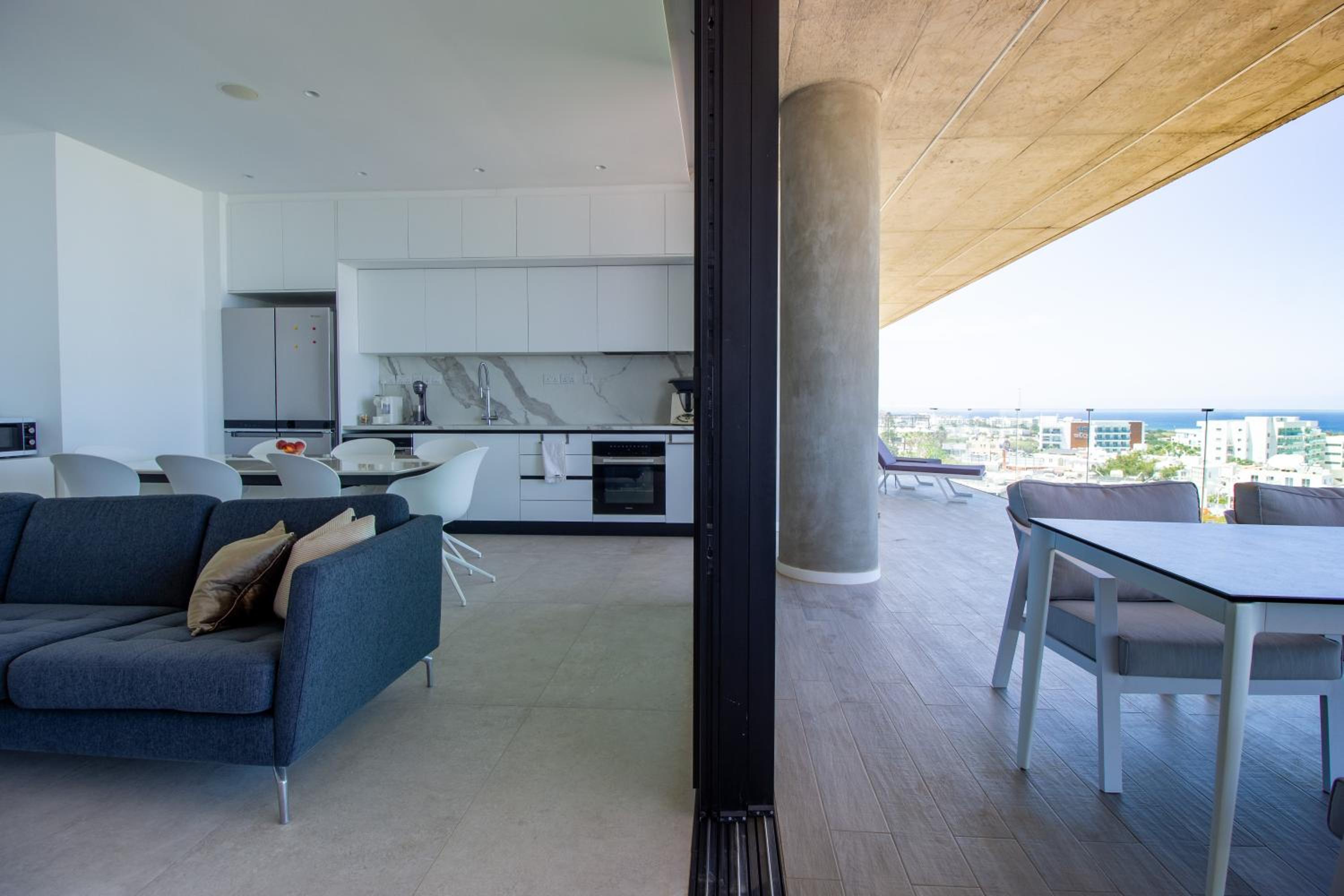 Luxury 4-bed with sea-views