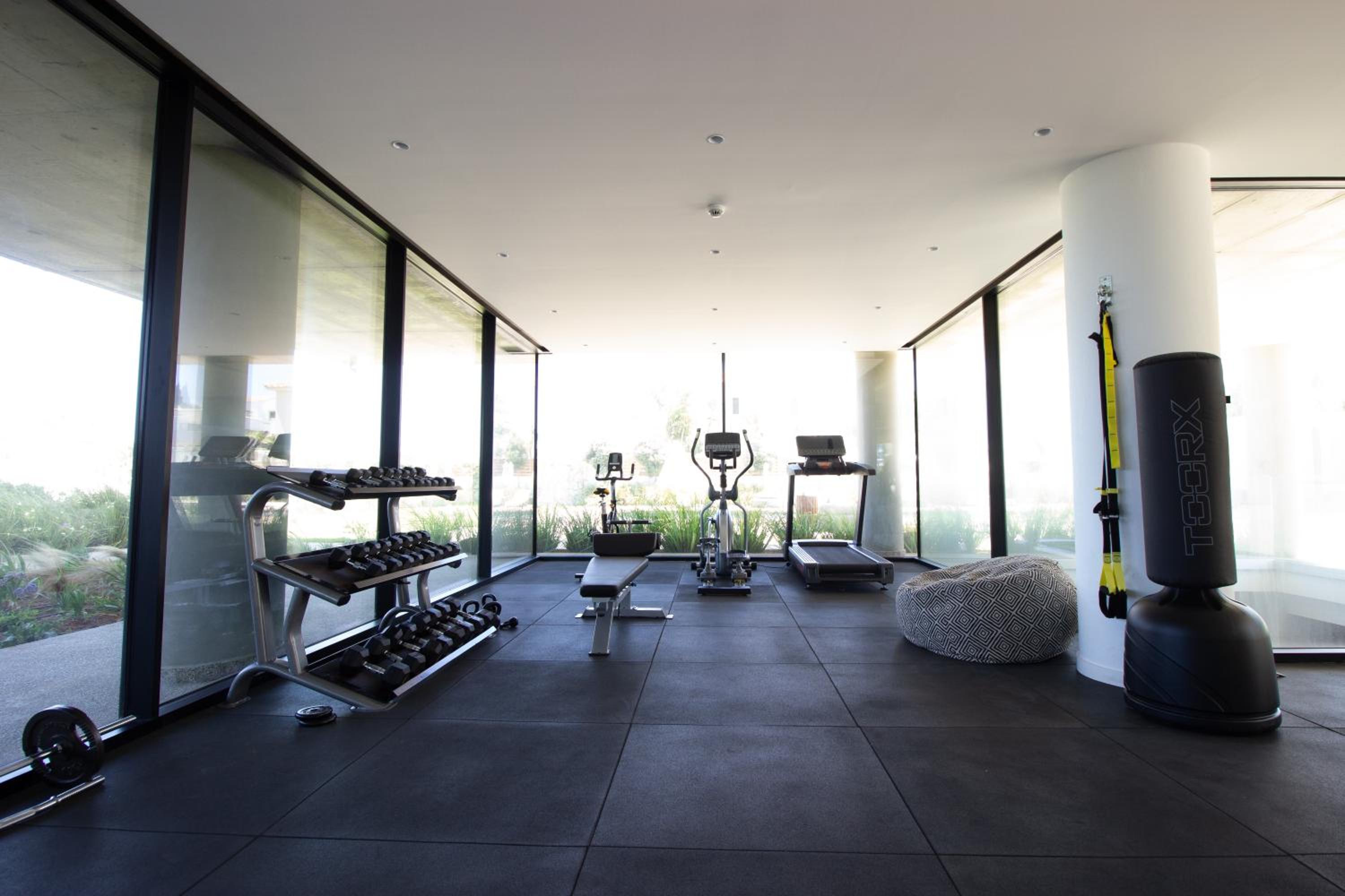 Luxury 4-bed with sea-views