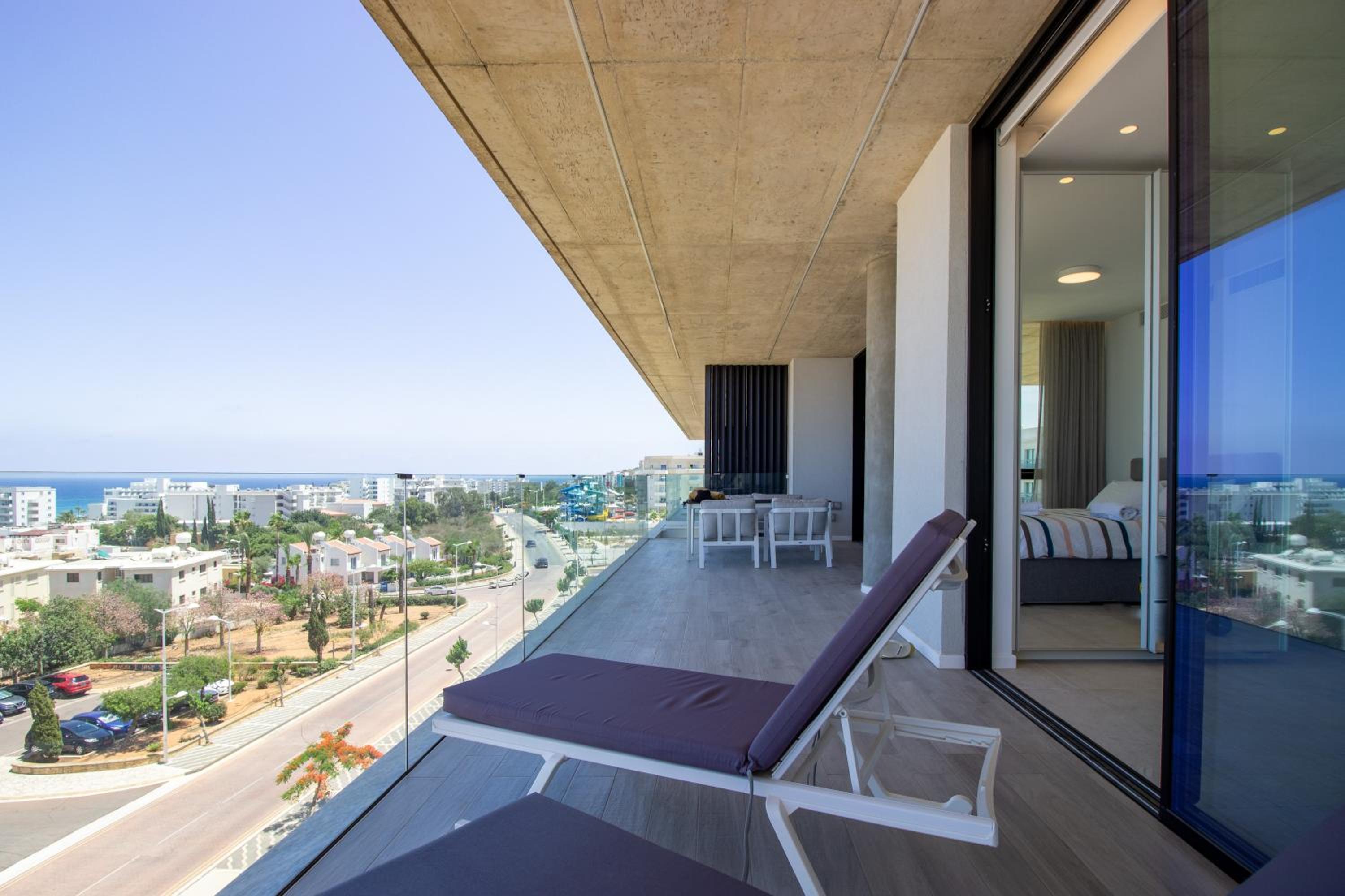 Luxury 4-bed with sea-views