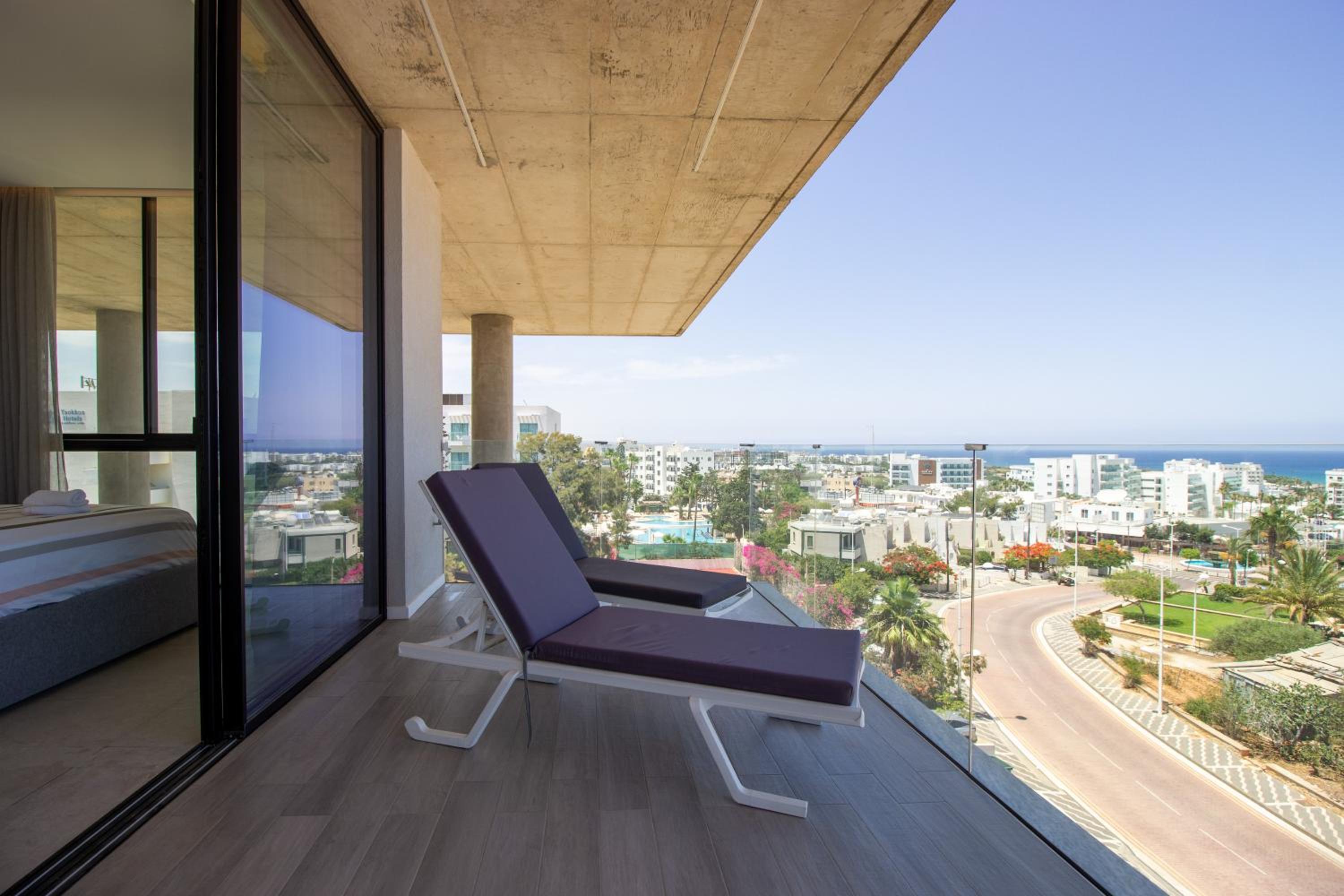 Luxury 4-bed with sea-views