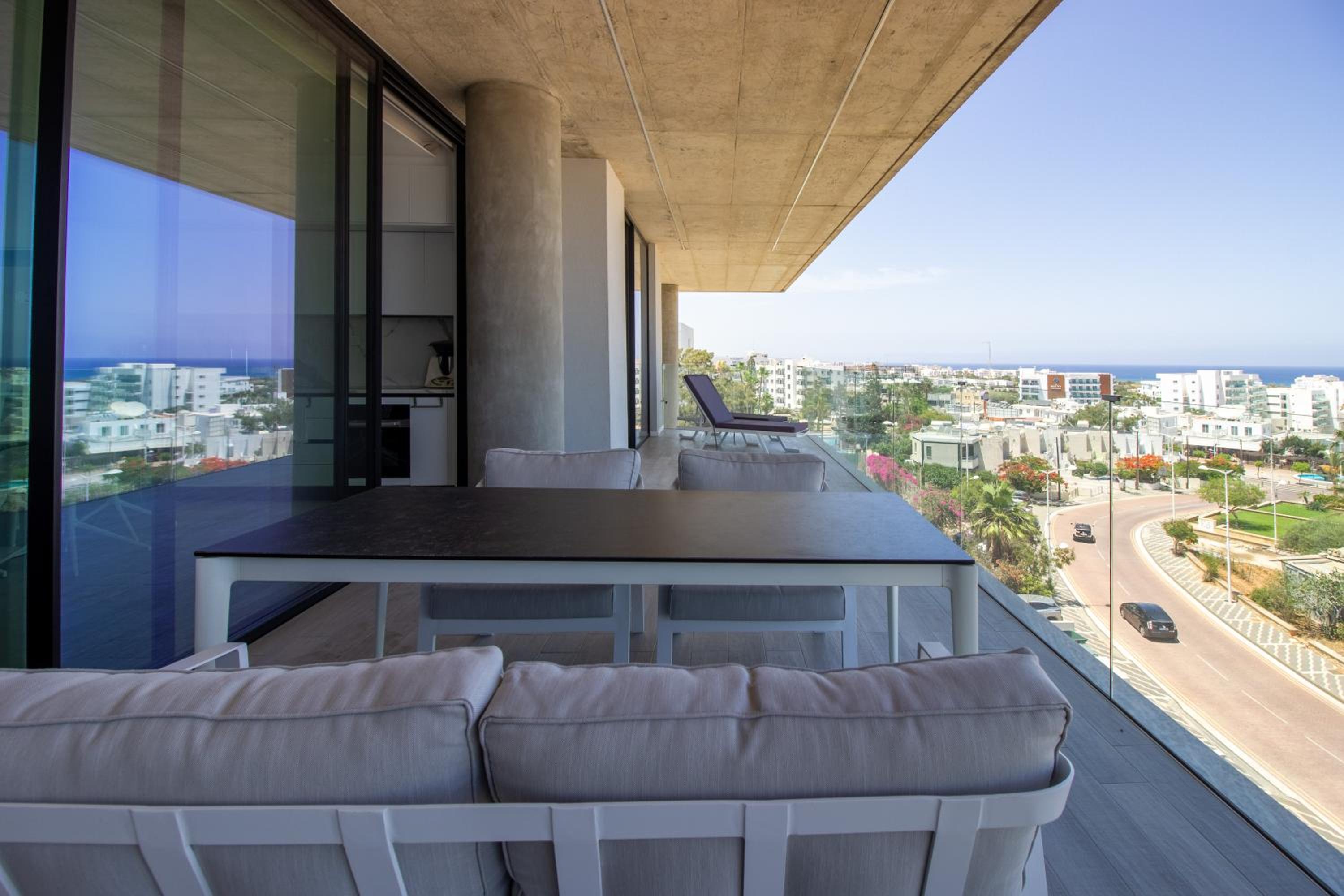 Luxury 4-bed with sea-views