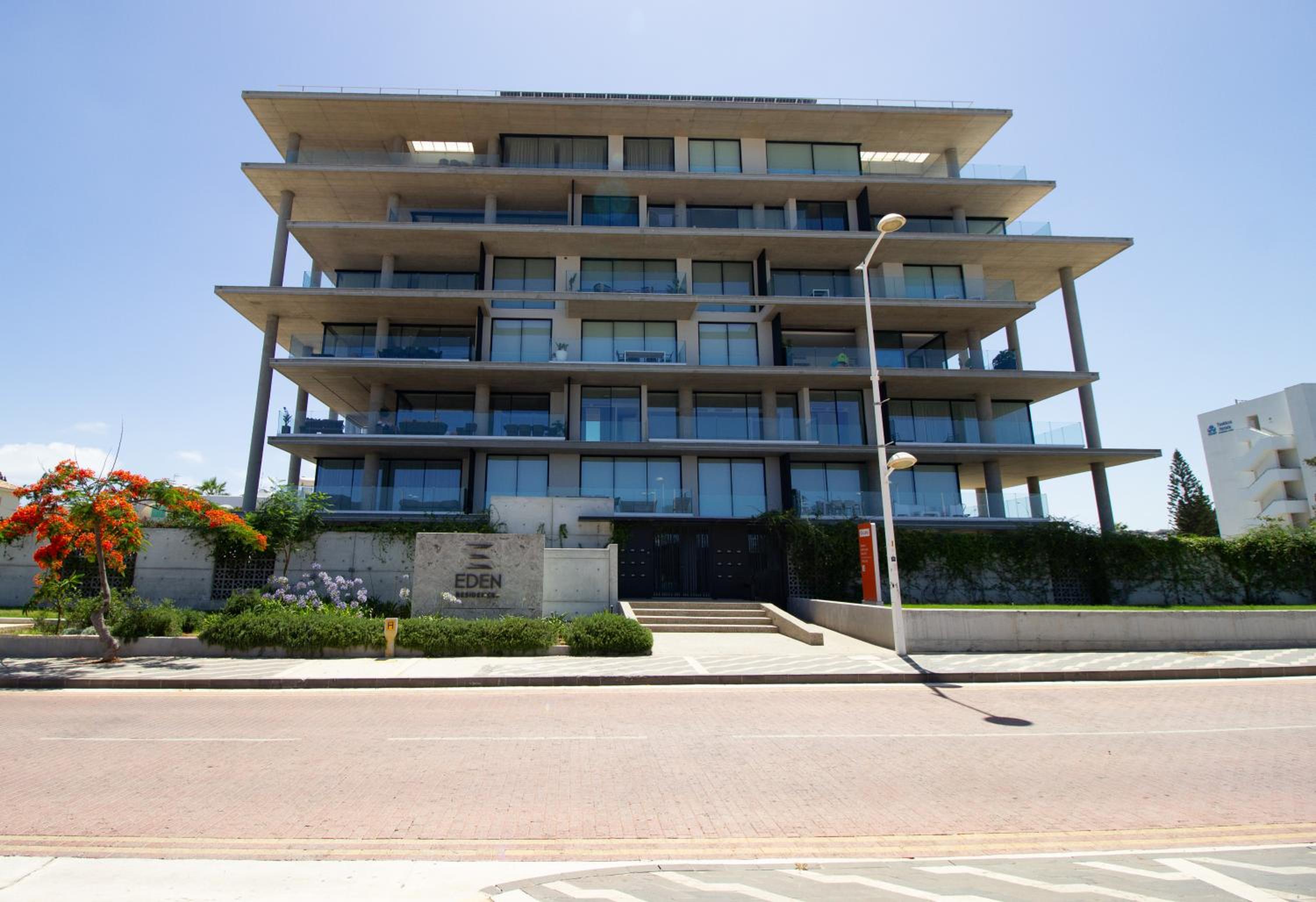 Luxury 4-bed with sea-views