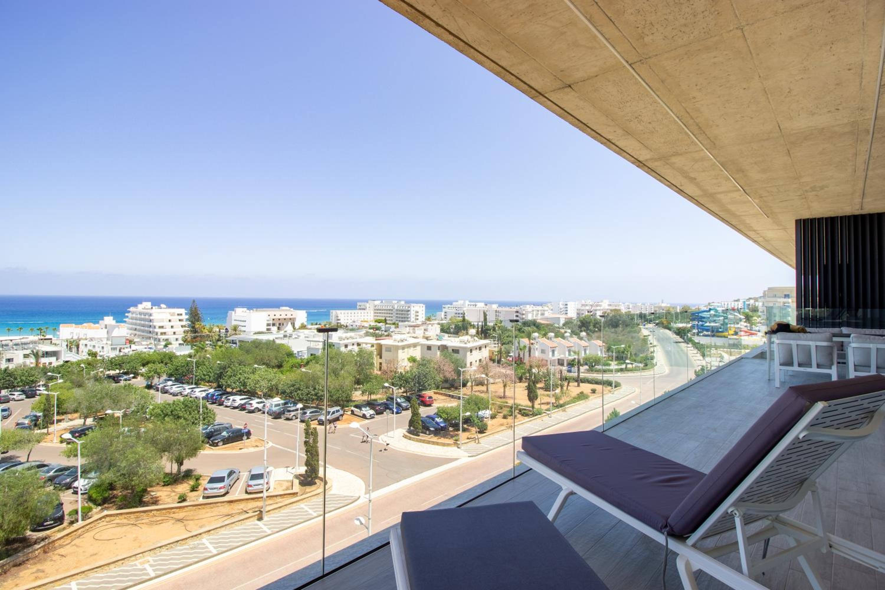 Luxury 4-bed with sea-views