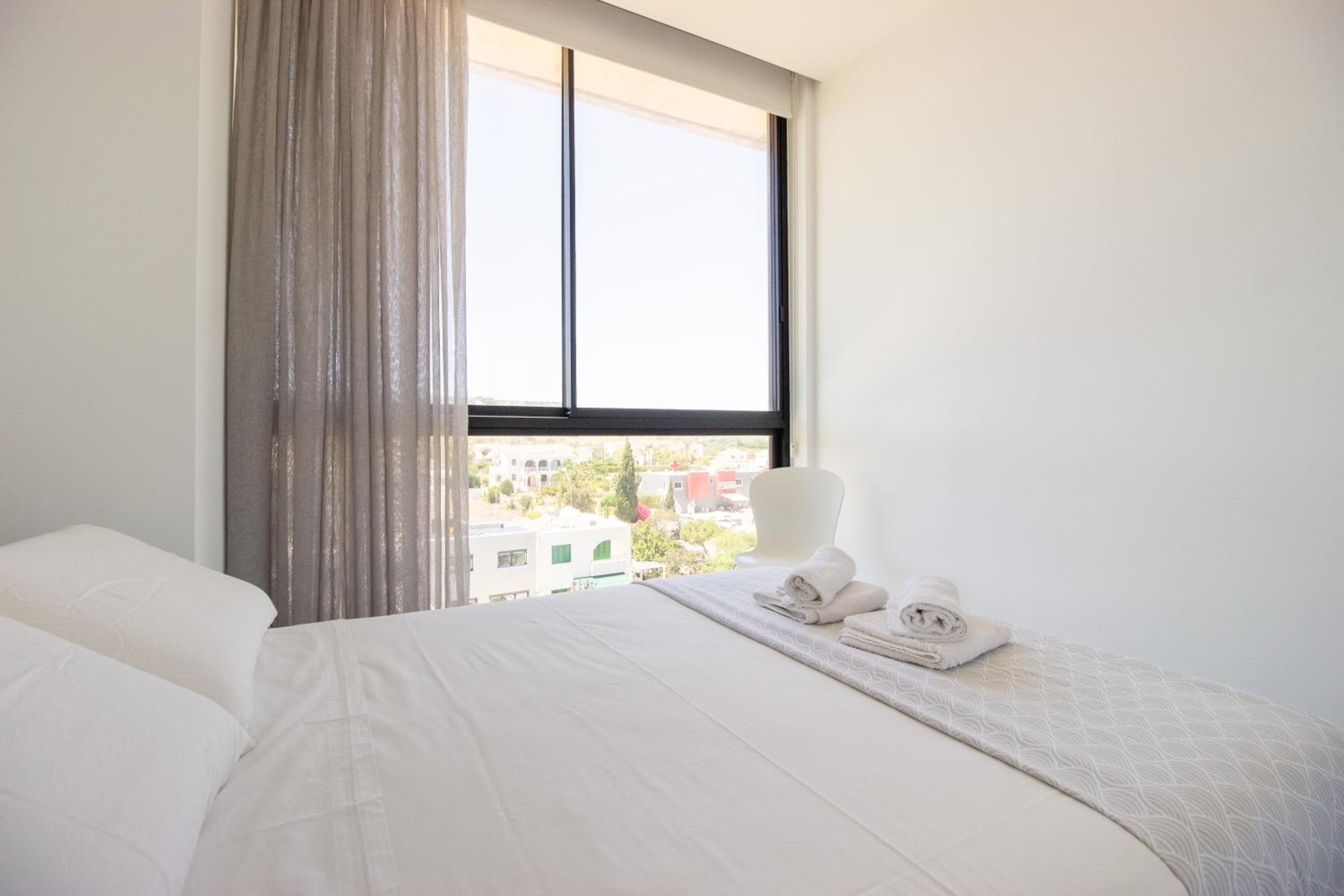 Luxury 4-bed with sea-views