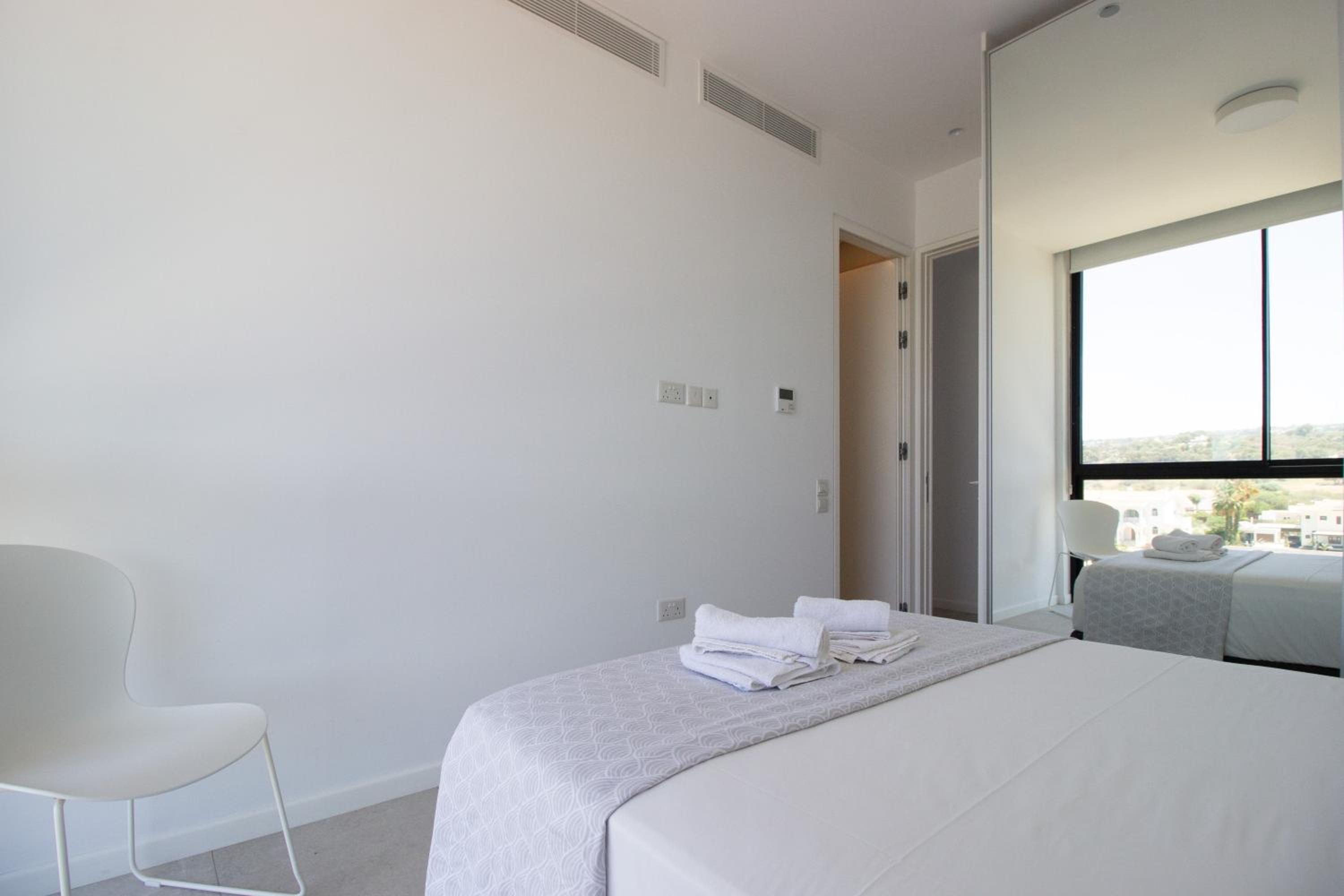 Luxury 4-bed with sea-views