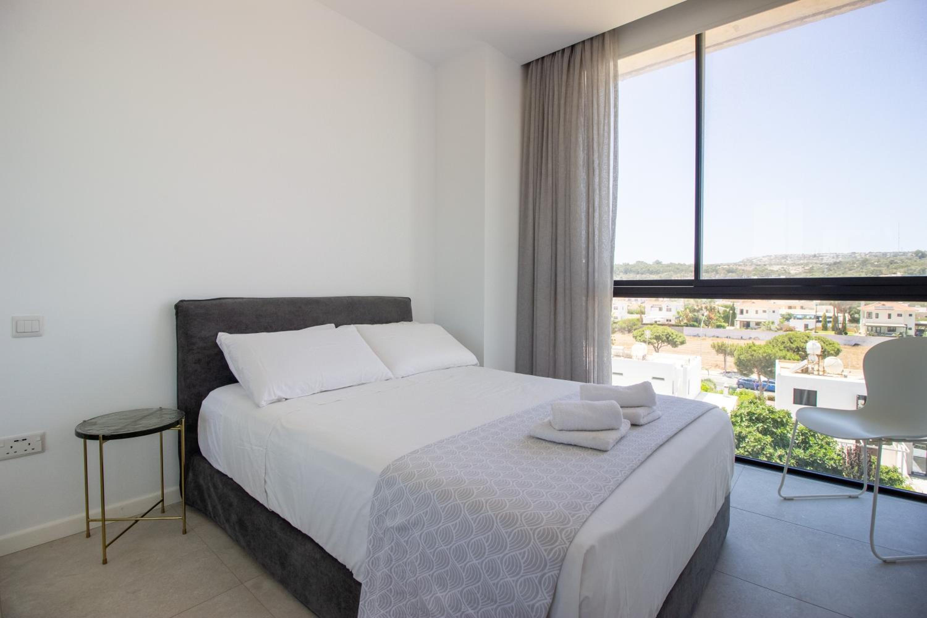 Luxury 4-bed with sea-views