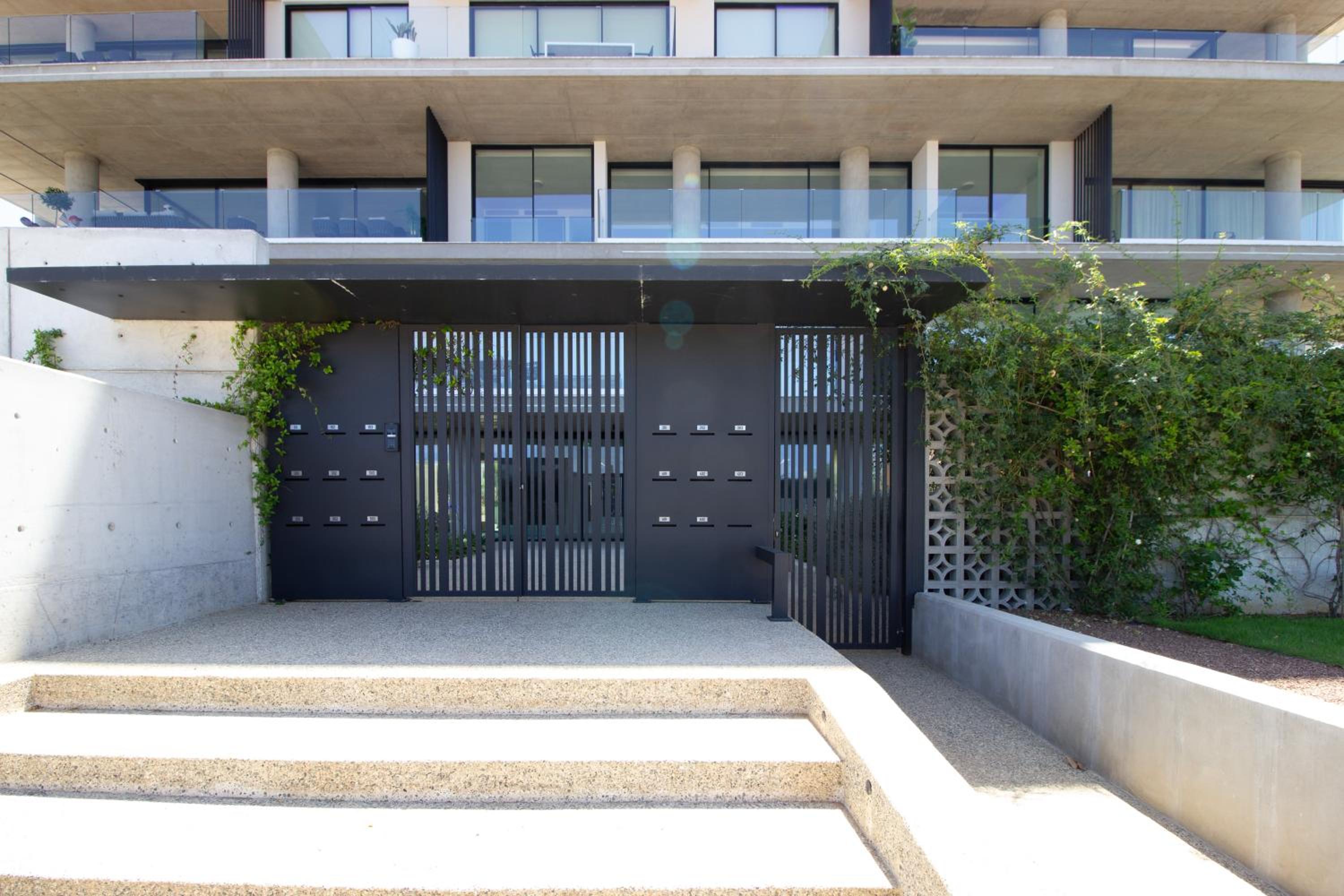 Luxury 4-bed with sea-views