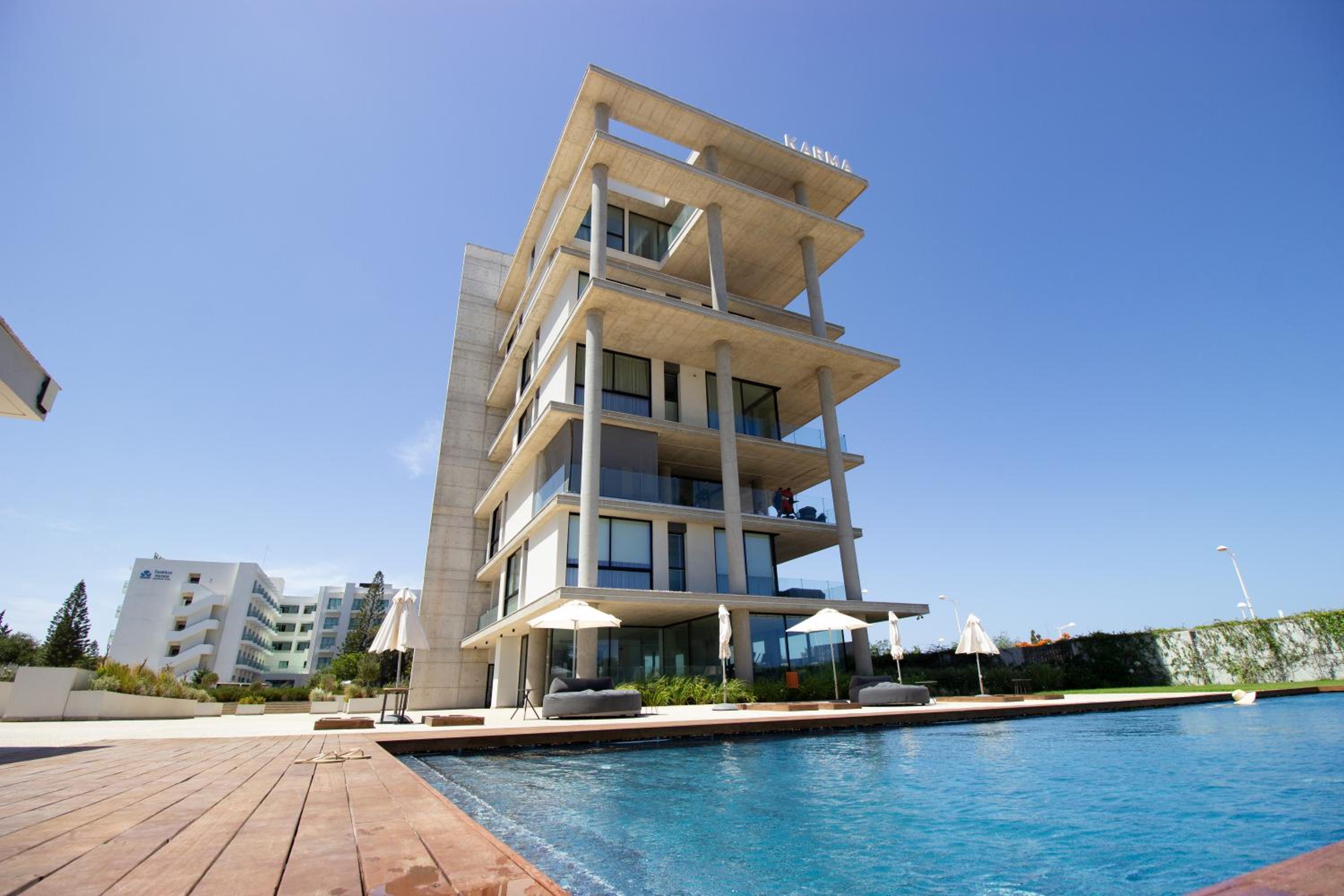 Luxury 4-bed with sea-views