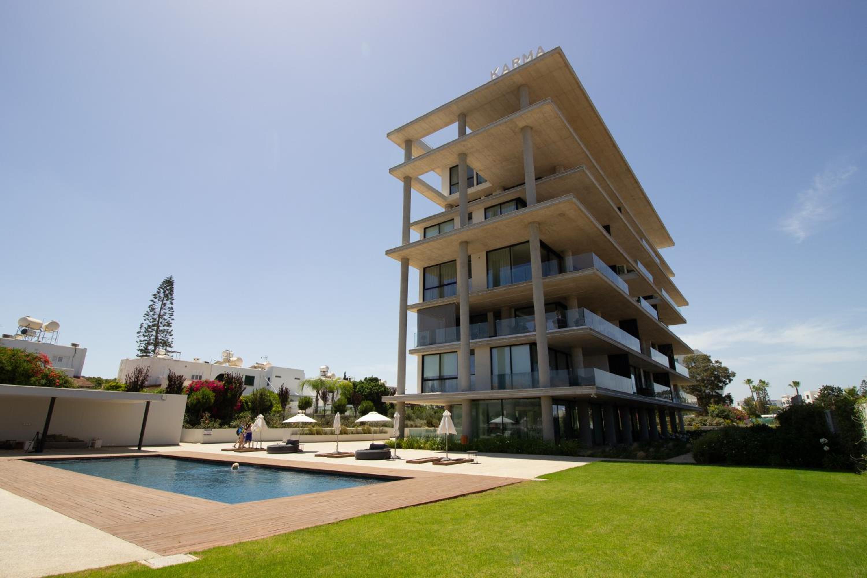 Luxury 4-bed with sea-views