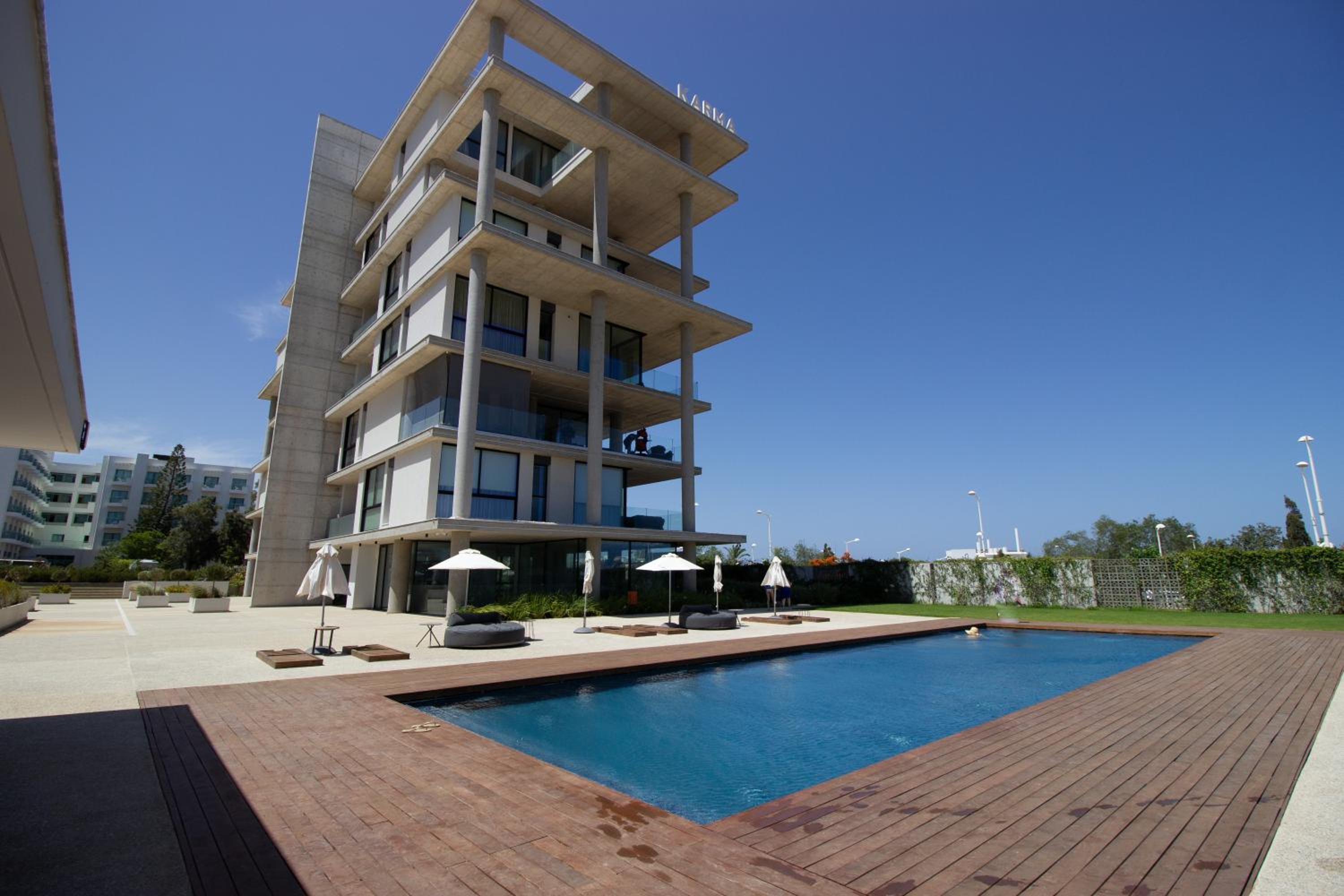 Luxury 4-bed with sea-views
