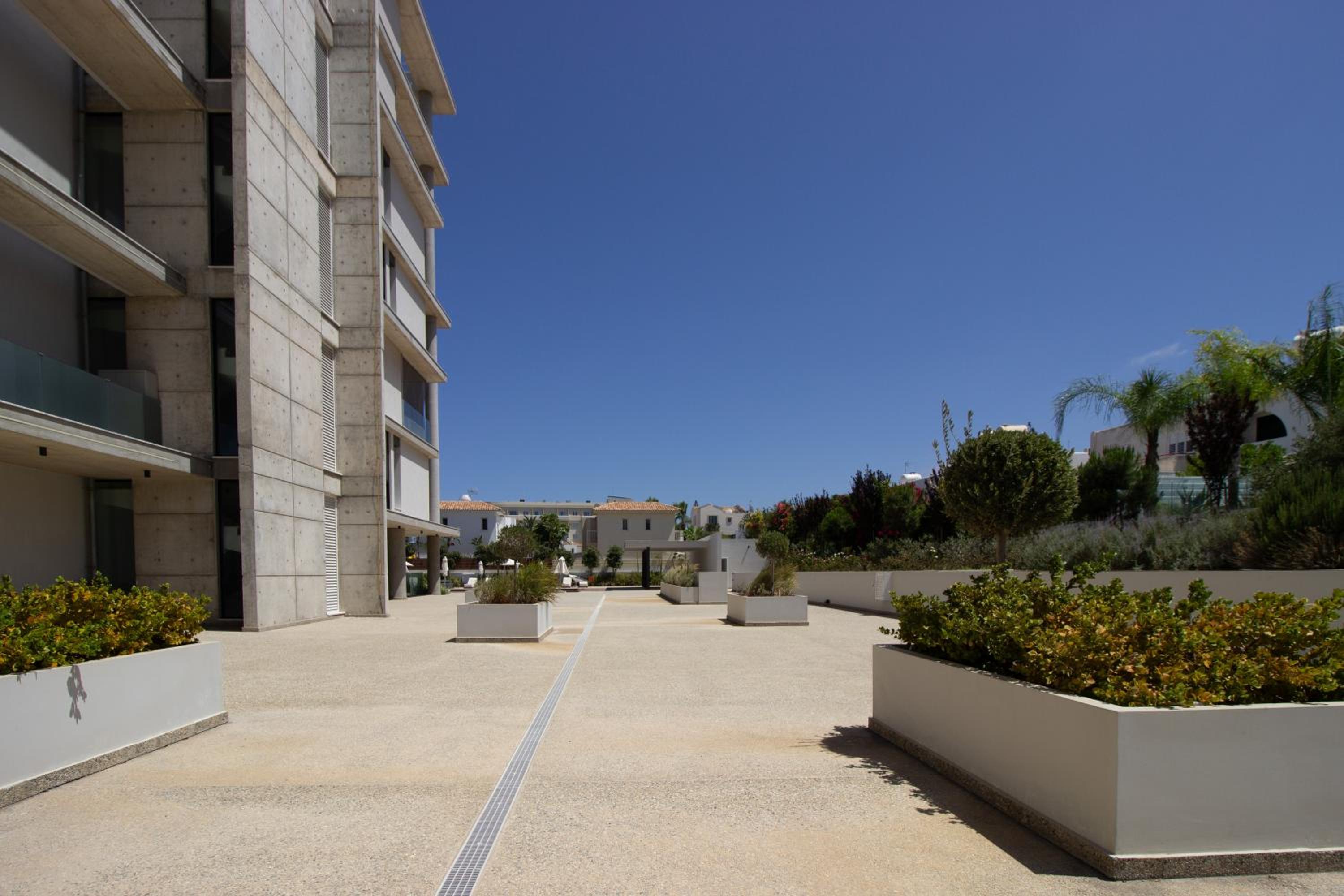 Luxury 4-bed with sea-views