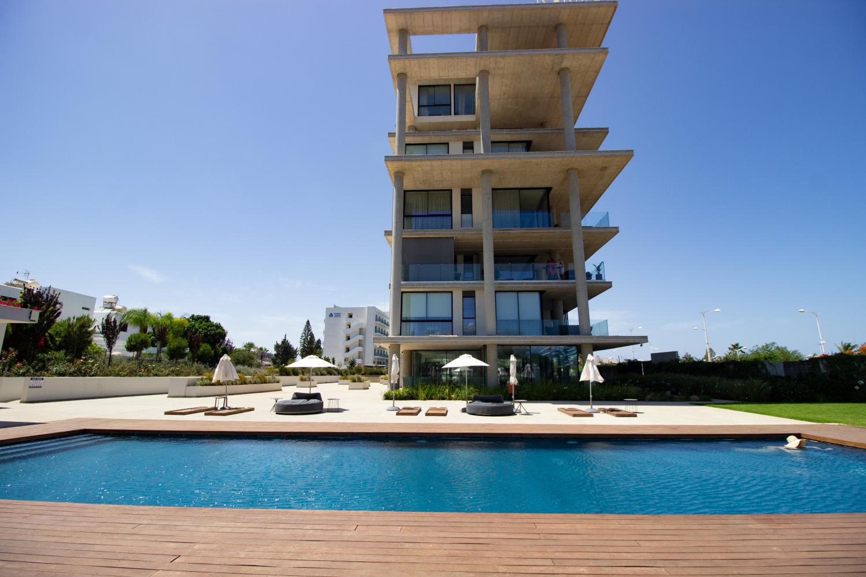 Luxury 4-bed with sea-views