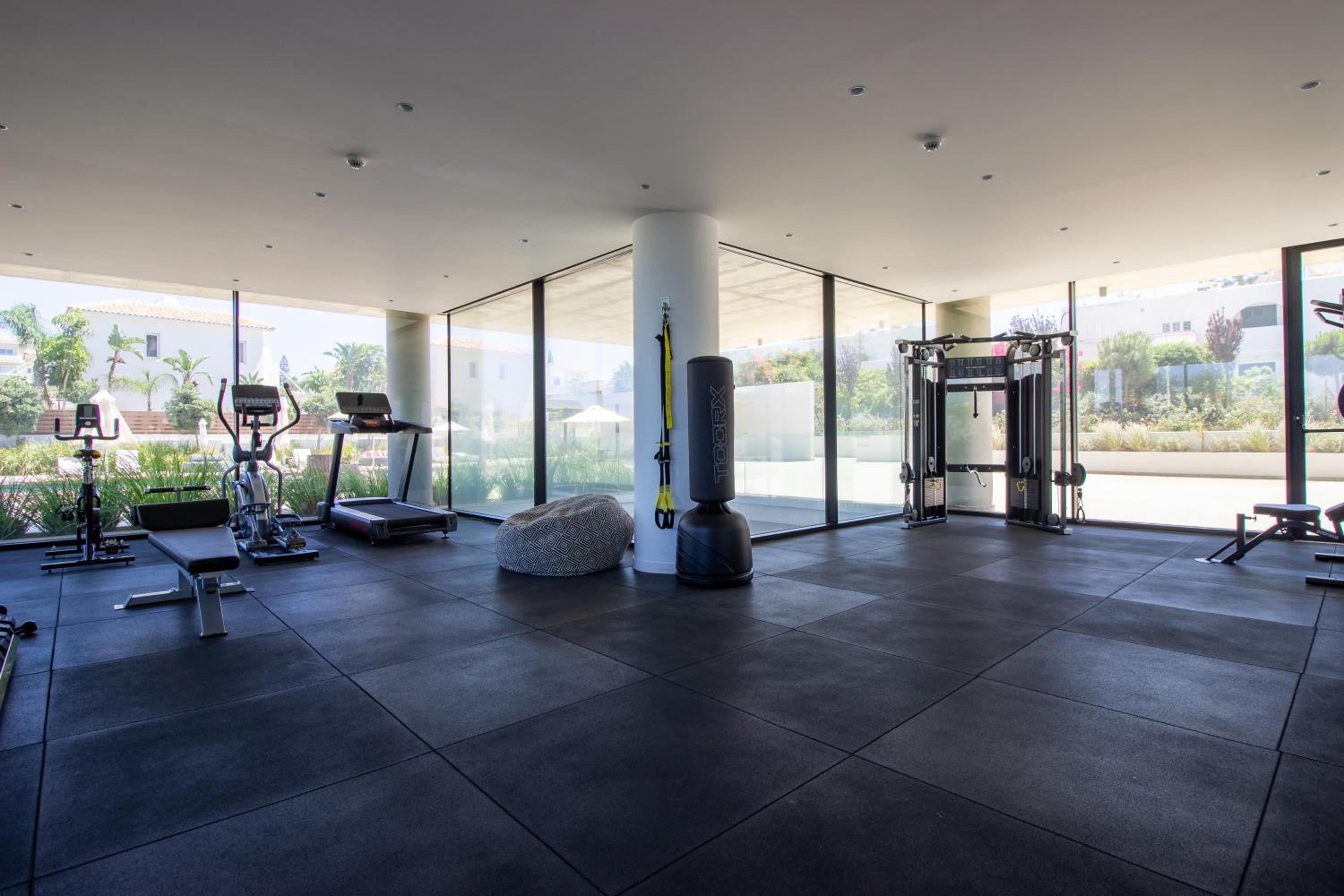 Luxury 4-bed with sea-views