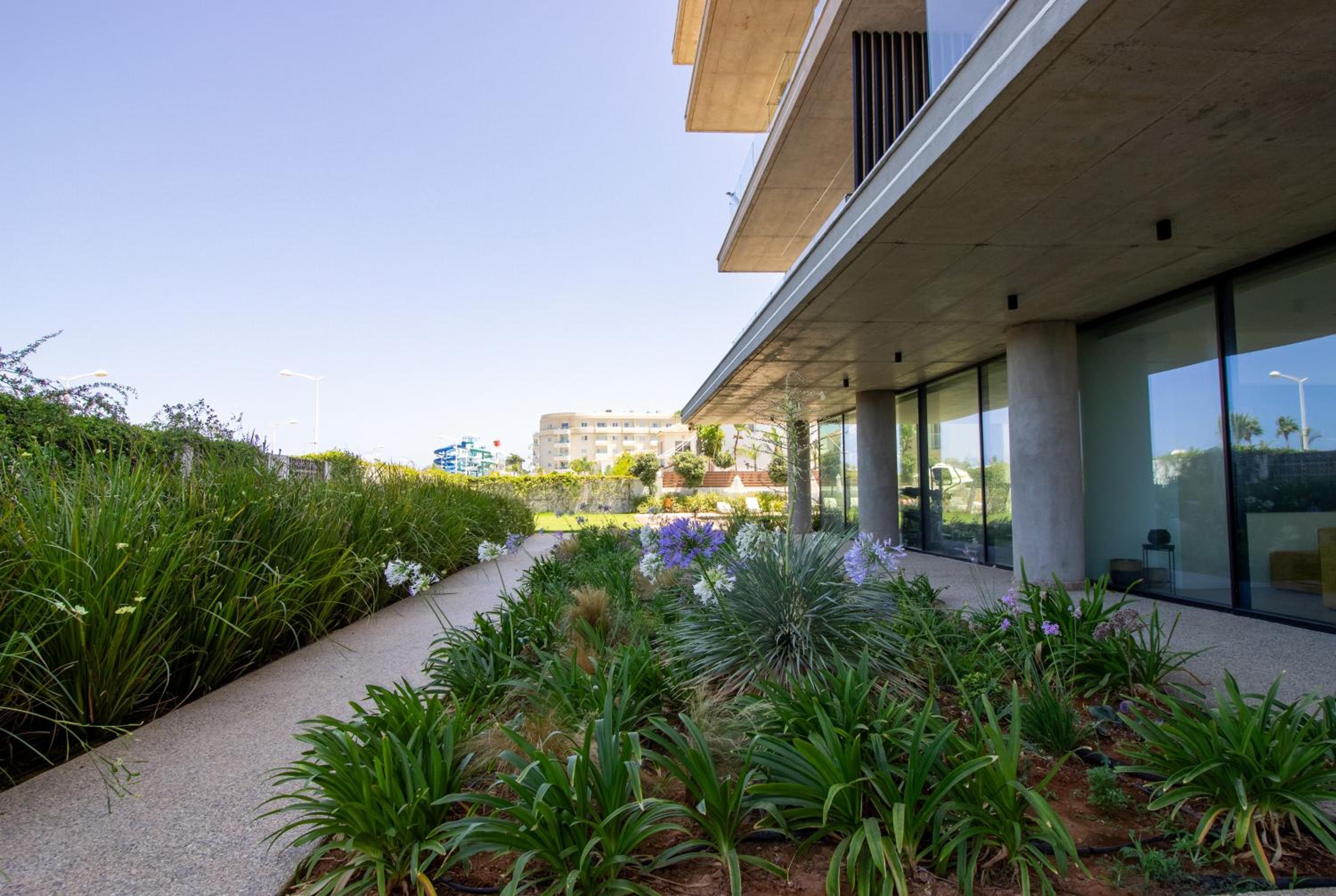 Luxury 4-bed with sea-views