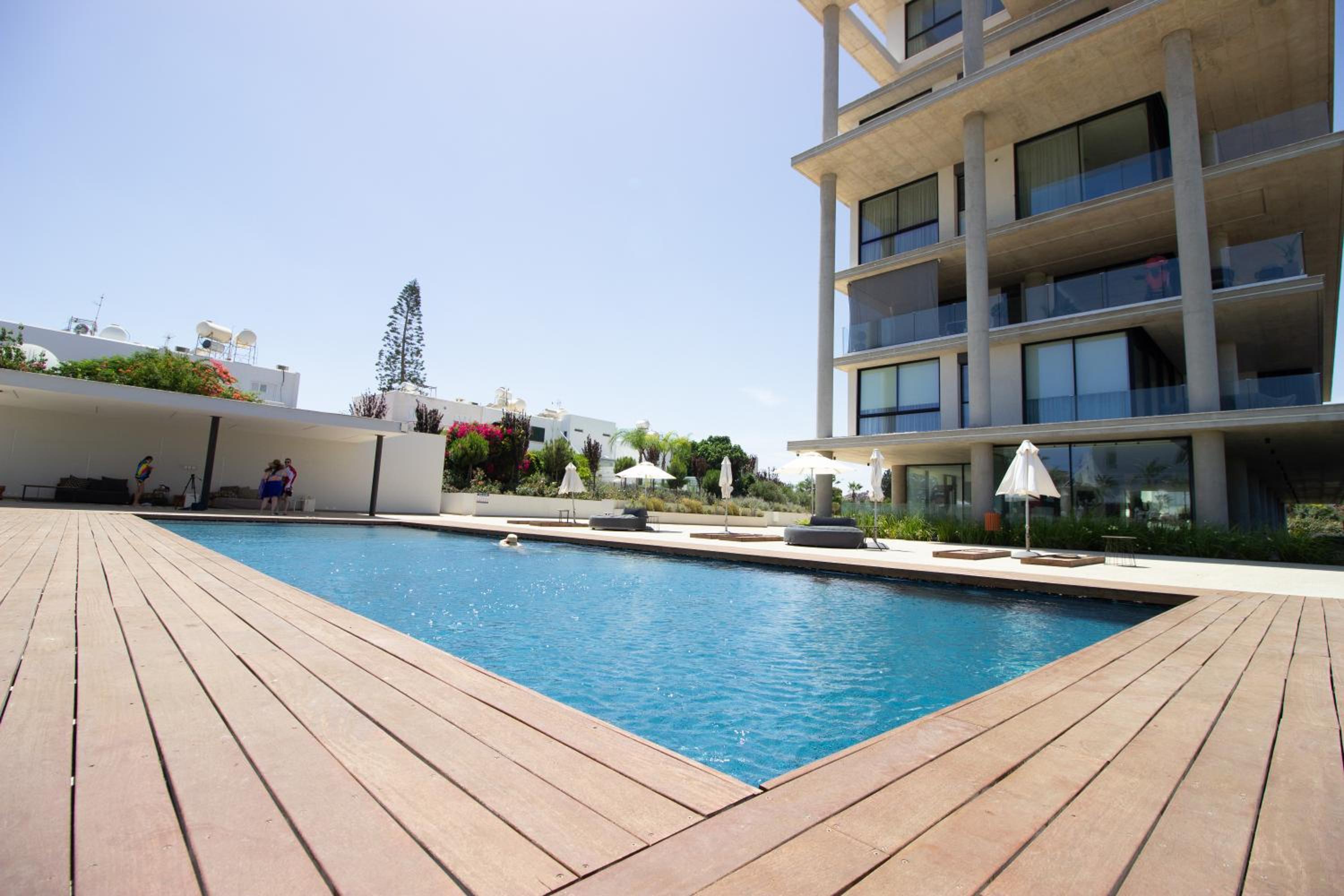 Luxury 4-bed with sea-views