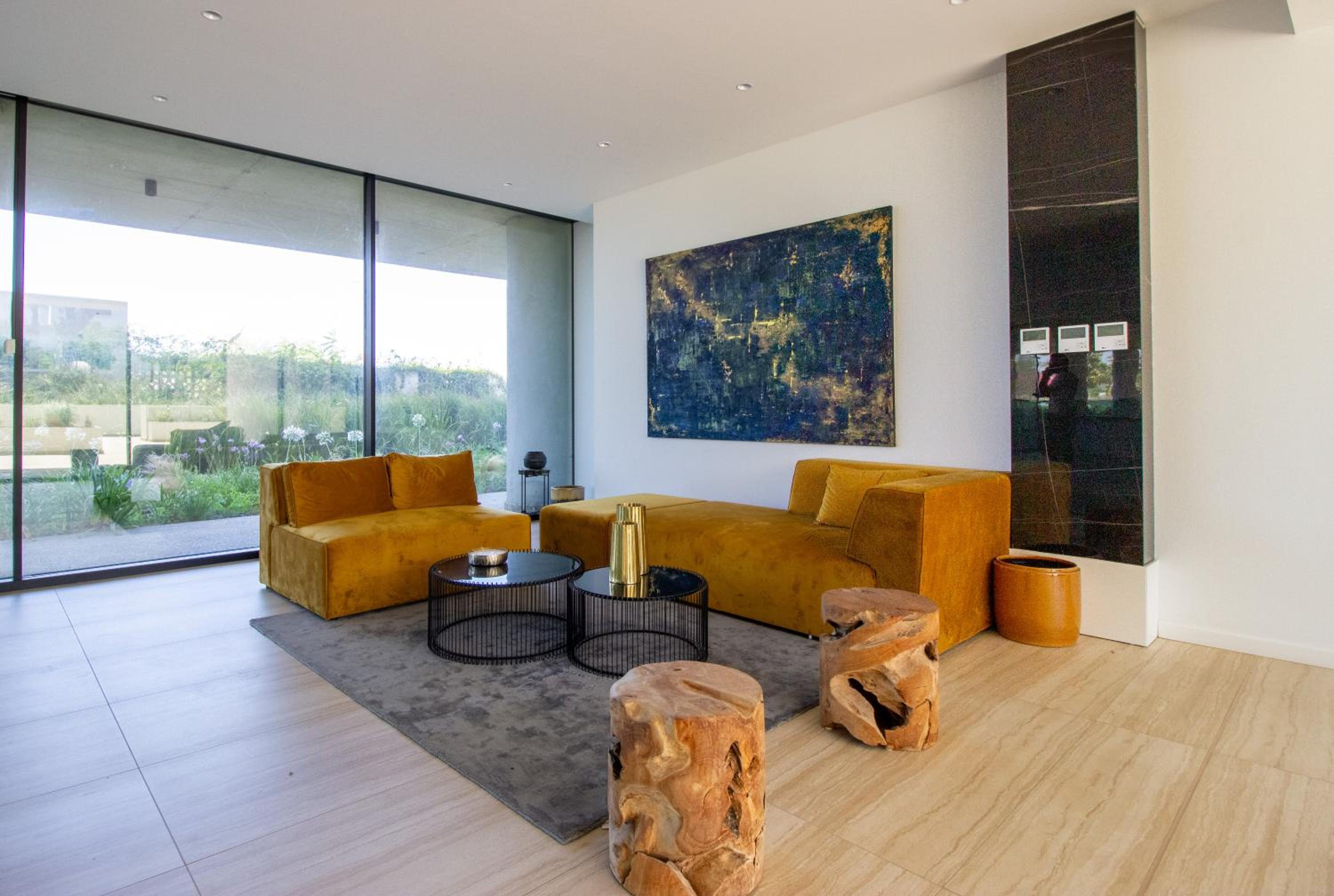 Luxury 4-bed with sea-views