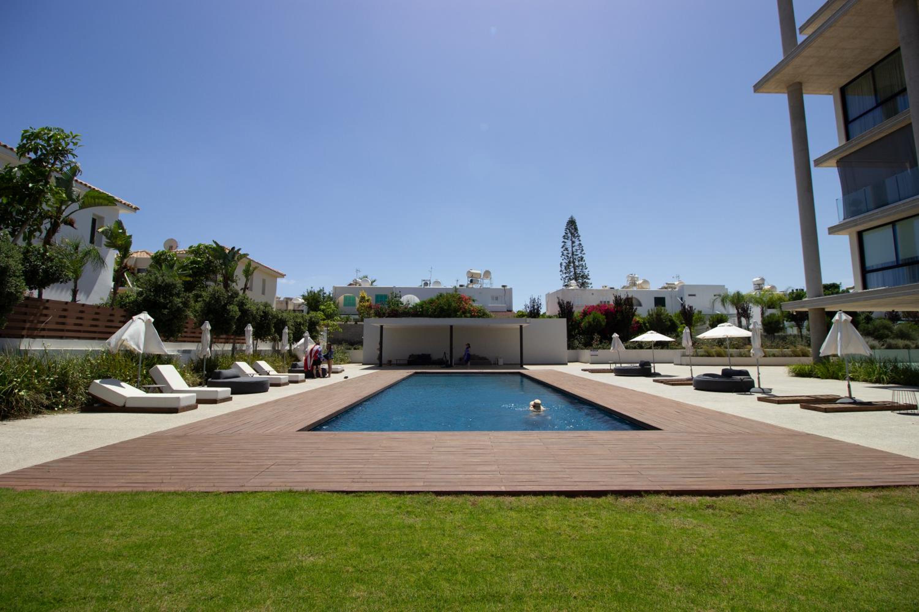 Luxury 4-bed with sea-views