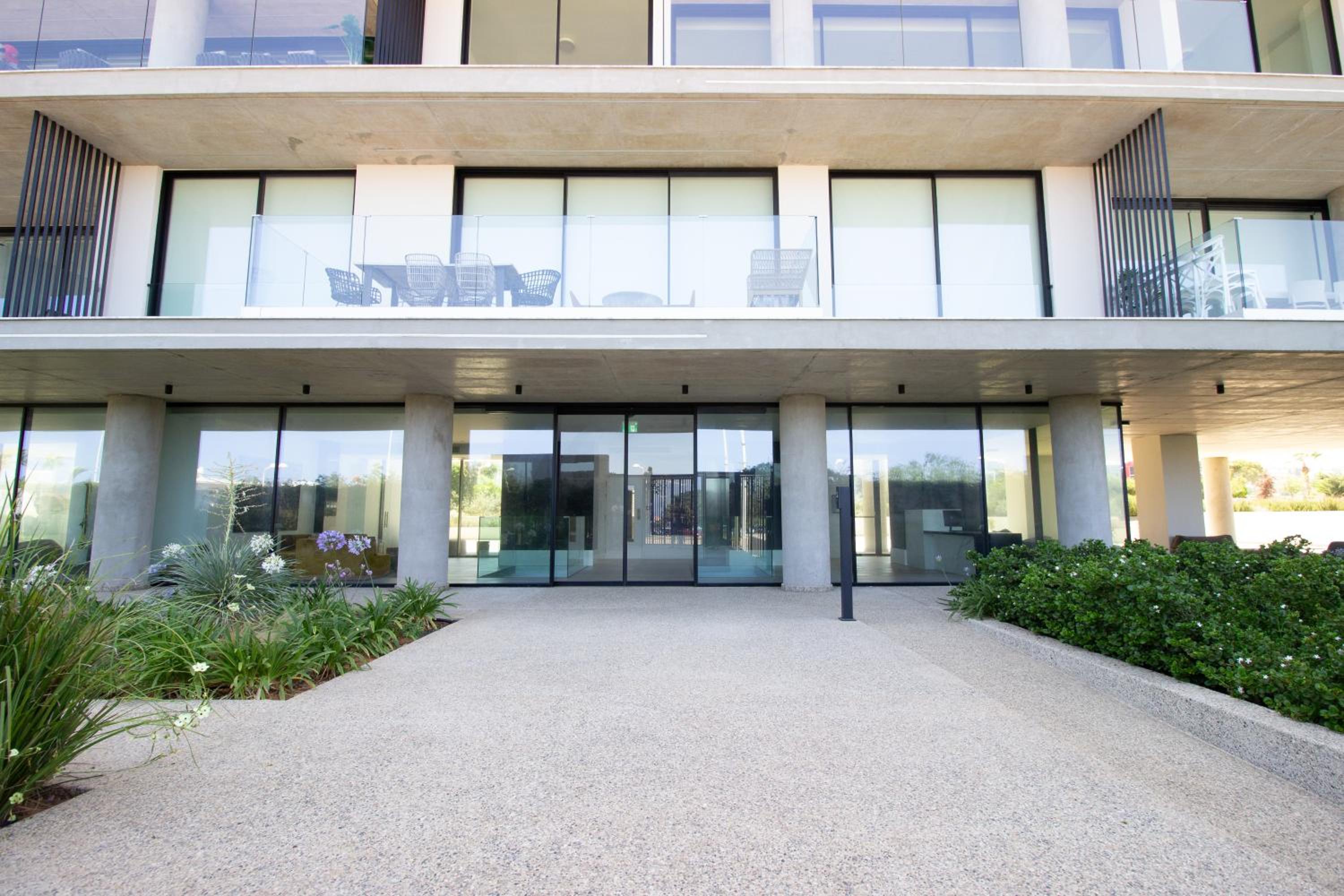 Luxury 4-bed with sea-views