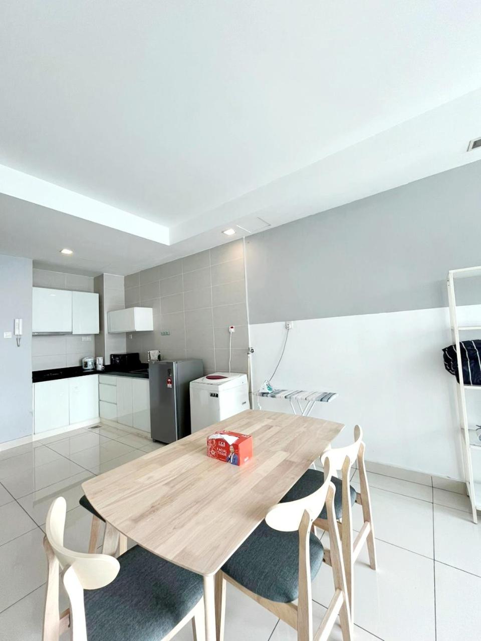 Lamandaz Homestay at Central Residence SG Besi Near MRT and TBS with 2 bedrooms
