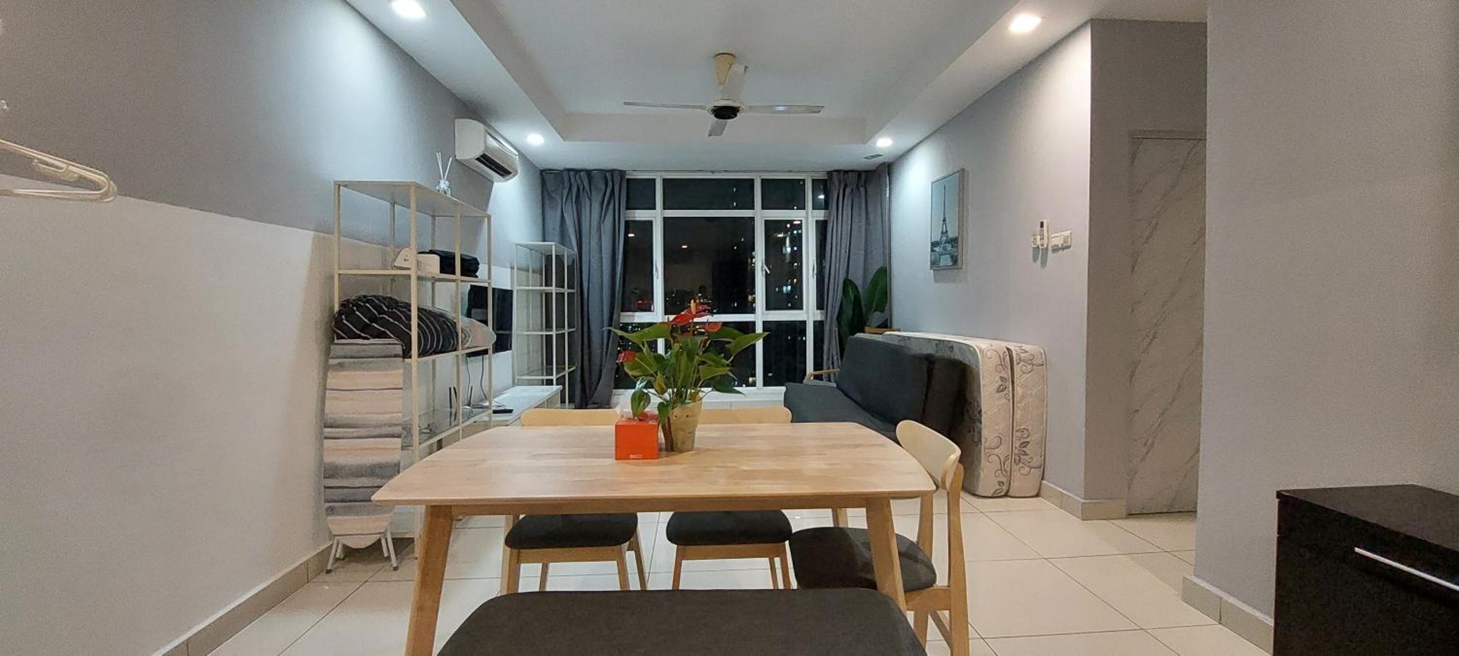 Lamandaz Homestay at Central Residence SG Besi Near MRT and TBS with 2 bedrooms