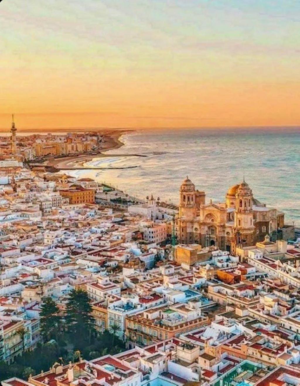 CASA NATY, Espacioso Renovado Apartamento en el Centro de Malaga