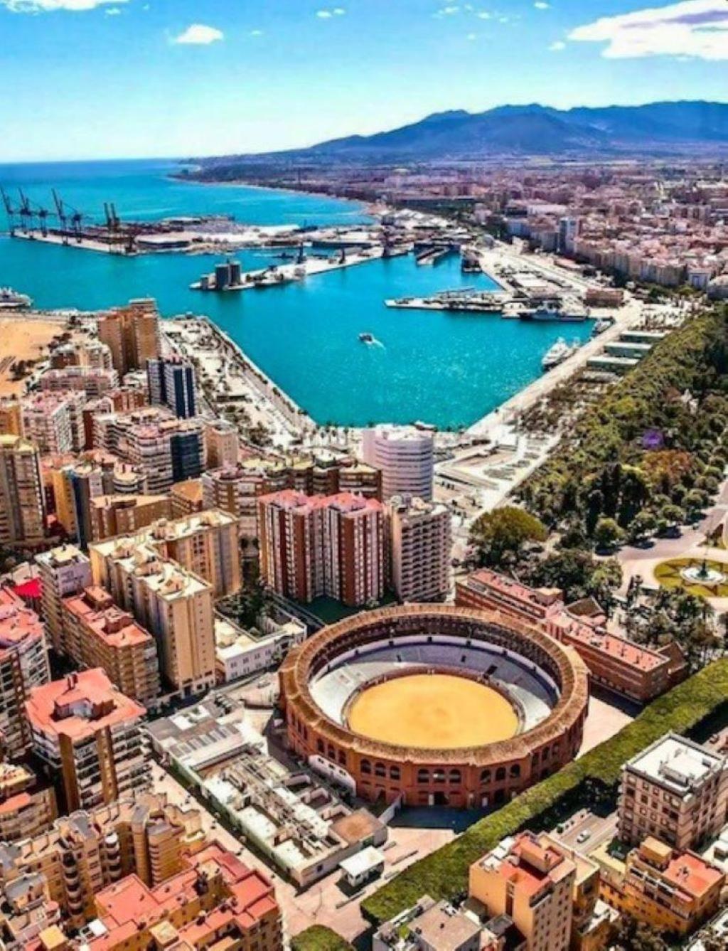 CASA NATY, Espacioso Renovado Apartamento en el Centro de Malaga