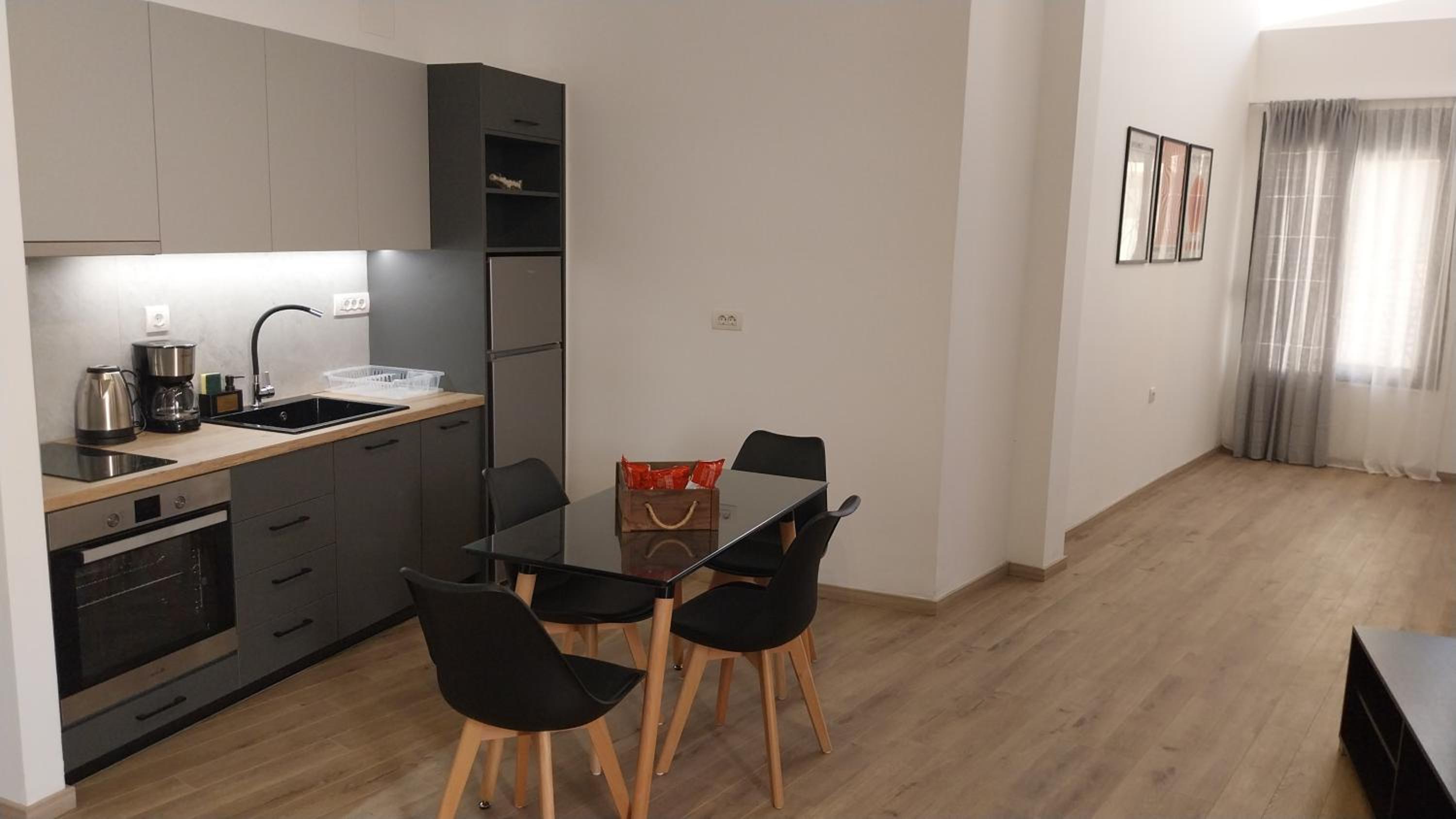 Uni Island - Metropolis Suites view 5