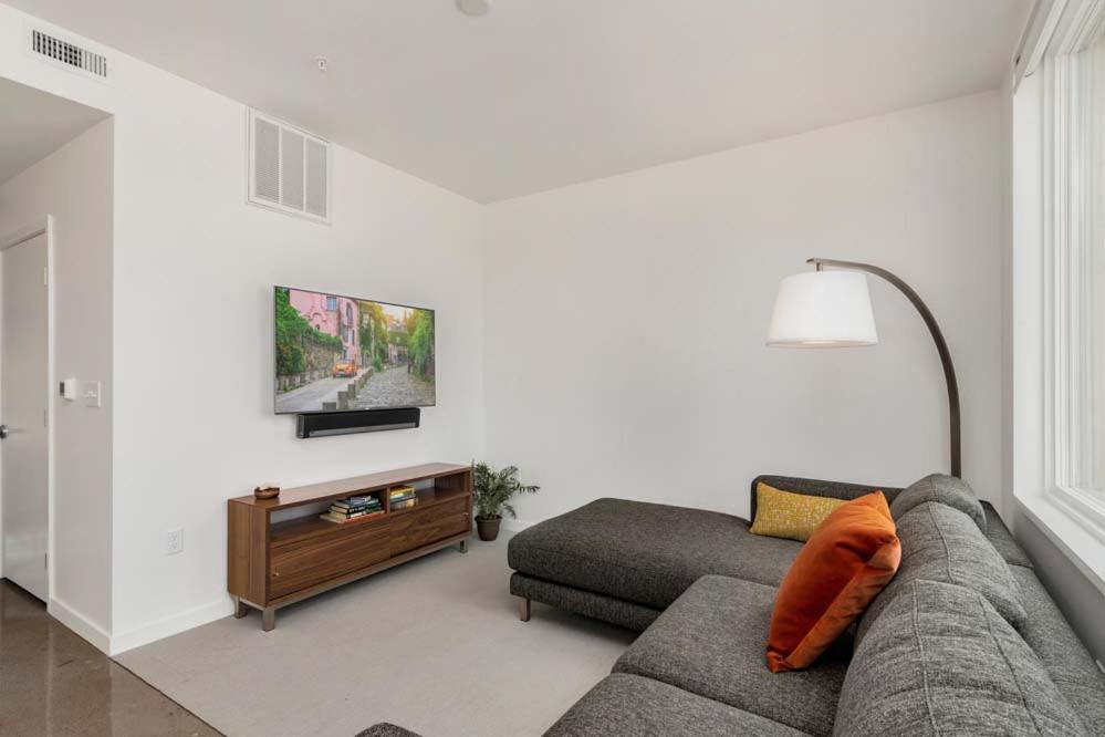 Modern Elegance on Linden - Walk, Bike Everywhere! view 2