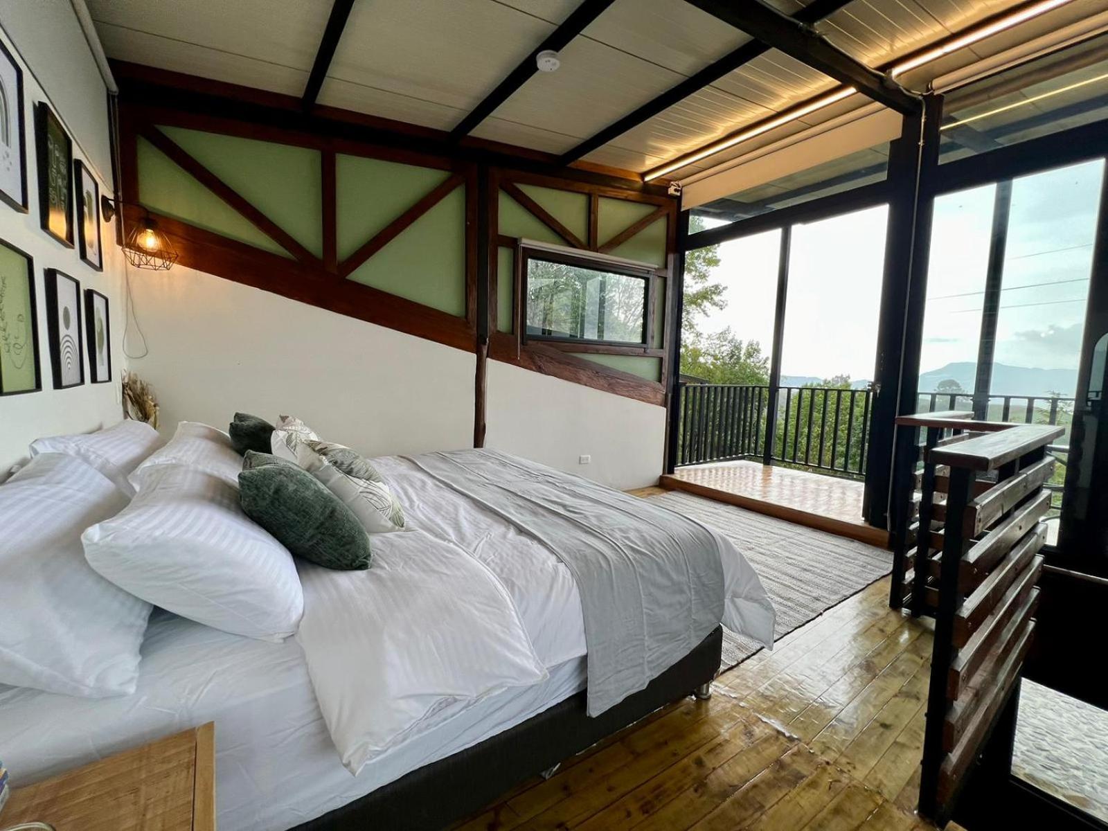 Refined cabin, panoramic views, steps from Jericó