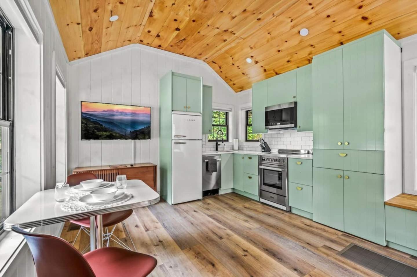 Gatlinburg - Pigeon Forge Vacations - Group Getaway, Modern Cabins Sleep 16, Gatlinburg - Property Image 144