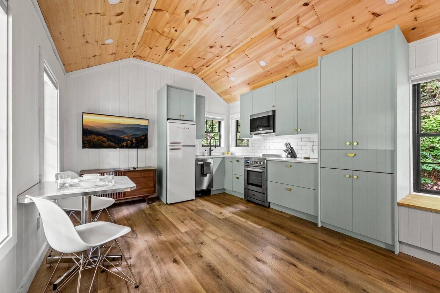 Gatlinburg - Pigeon Forge Vacations - Group Getaway, Modern Cabins Sleep 16, Gatlinburg - Property Image 11