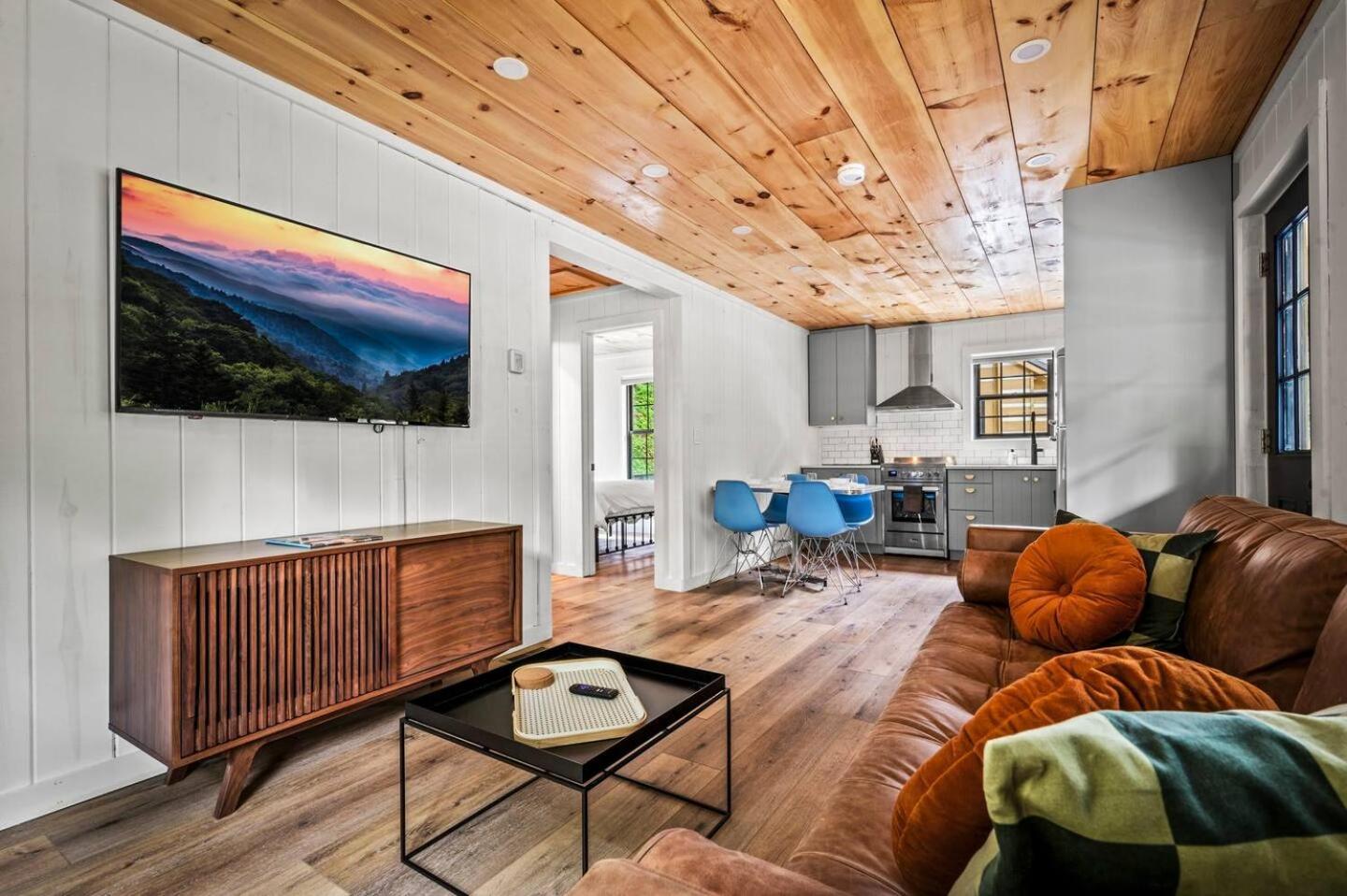 Gatlinburg - Pigeon Forge Vacations - Group Getaway, Modern Cabins Sleep 16, Gatlinburg - Property Image 26