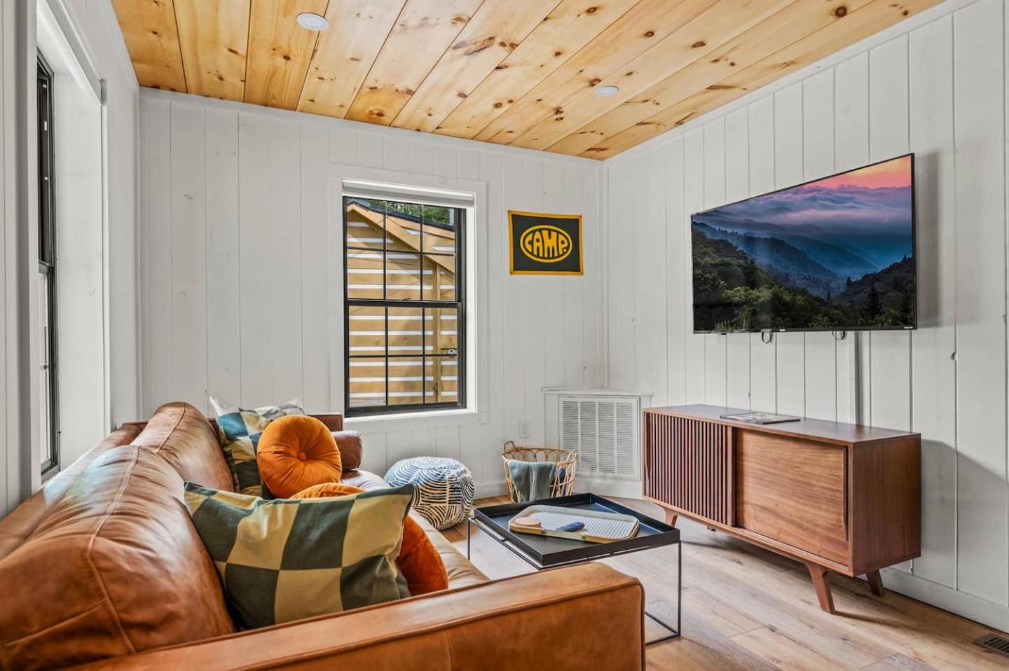 Gatlinburg - Pigeon Forge Vacations - Group Getaway, Modern Cabins Sleep 16, Gatlinburg - Property Image 57